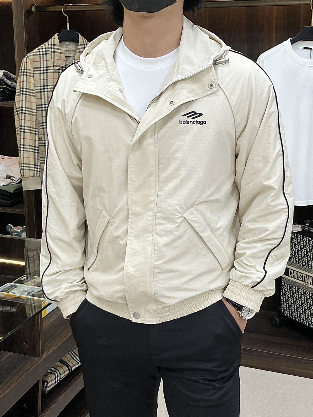 NO:734051,Mainly recommended Balencaiga Balenciaga 2026ss spring new hooded jacket full high-end version!  Haute couture counter fabric accessories, high breathability and comfort, impeccable details, exquisite workmanship and complex craftsmanship, casual tailoring, awesome upper body shape, color black, khaki, code number 48-56,,balenciaga,balenciaga,jackets & coats,jackets & coats,hats,19860909主推 Balencaiga 巴黎世家 2026ss春季新款连帽夹克外套全高端版本！高定专柜面料辅料,透气舒适度高,细节无可挑剔,做工考究工艺复杂,呈现休闲裁剪,上身版型超赞 颜色黑色 卡其色 码数48-56,,balenciaga,balenciaga,jackets & coats,jackets & coats,hats,,Men's clothing