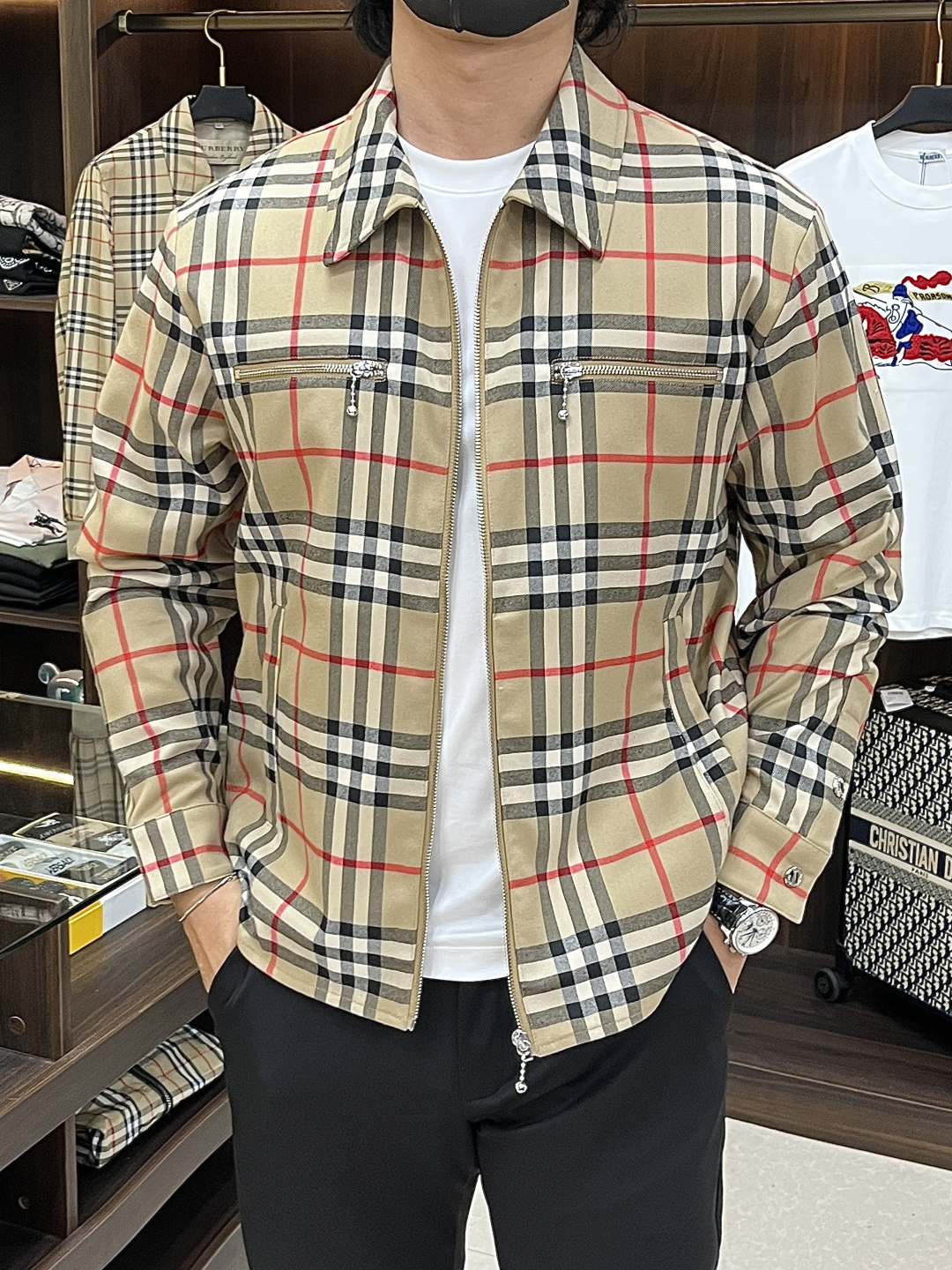 NO:734060,Mainly recommend Burberry Burberry 2026ss spring new lapel jacket full high-end version!  Haute couture counter fabric accessories, high breathability and comfort, impeccable details, exquisite workmanship and complex craftsmanship, casual tailoring, awesome upper body shape, color khaki, code number 48-56,,burberry,burberry,jackets & coats,jackets & coats,19860909主推 Burberry 巴宝莉 2026ss春季新款翻领夹克外套全高端版本！高定专柜面料辅料,透气舒适度高,细节无可挑剔,做工考究工艺复杂,呈现休闲裁剪,上身版型超赞 颜色卡其 码数48-56,,burberry,burberry,jackets & coats,jackets & coats,,Men's clothing