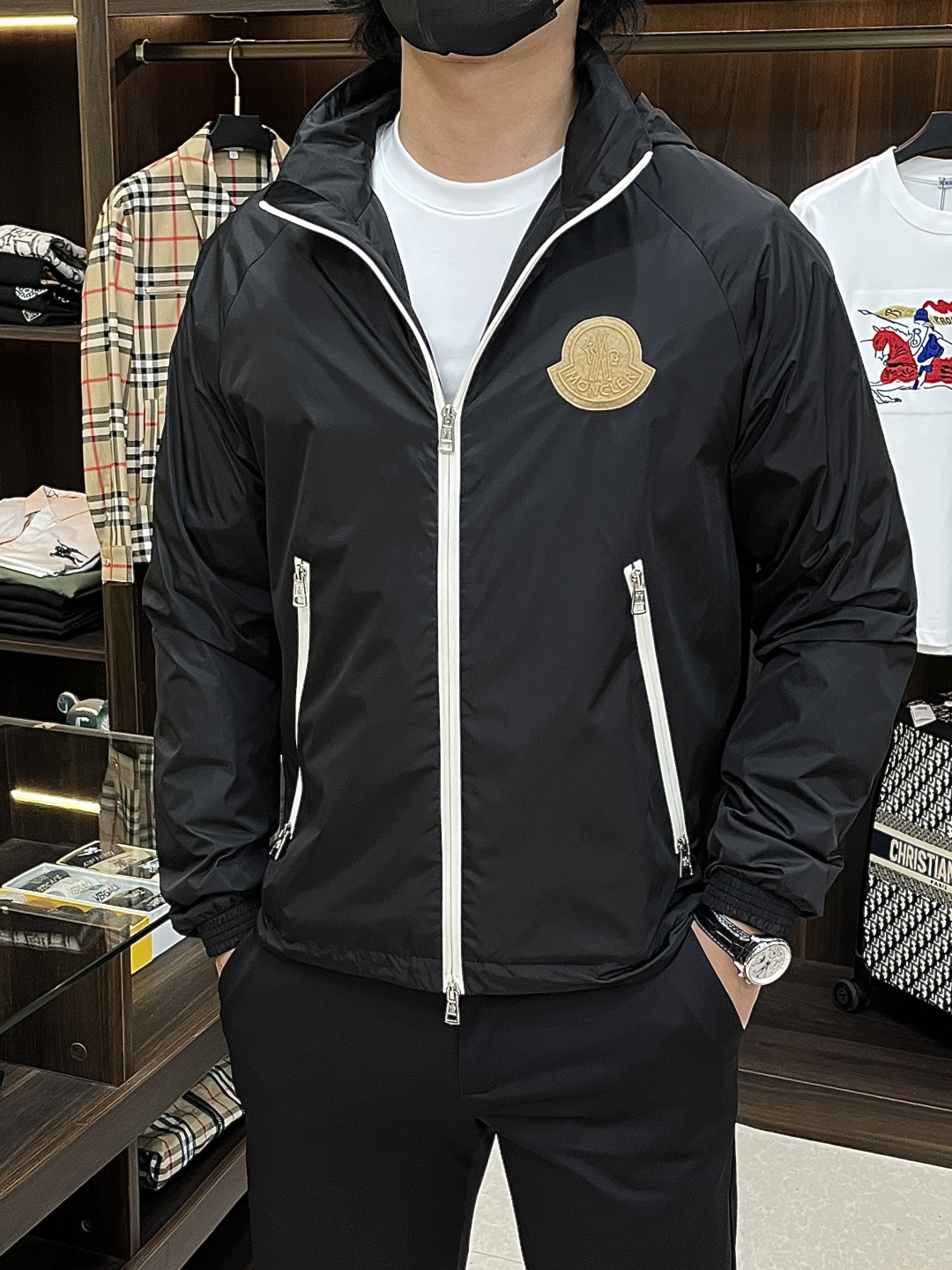 NO:734065,Mainly recommend Moncler 2026ss spring new hooded jacket full high-end version!  Haute couture counter fabric accessories, high breathability and comfort, impeccable details, exquisite workmanship and complex craftsmanship, casual tailoring, awesome upper body shape, color black, size 48-56,,Moncler,jackets & coats,jackets & coats,hats,19860909主推 Moncler 蒙口 2026ss春季新款连帽夹克外套全高端版本！高定专柜面料辅料,透气舒适度高,细节无可挑剔,做工考究工艺复杂,呈现休闲裁剪,上身版型超赞 颜色黑色 码数48-56,,Moncler,jackets & coats,jackets & coats,hats,,Men's clothing