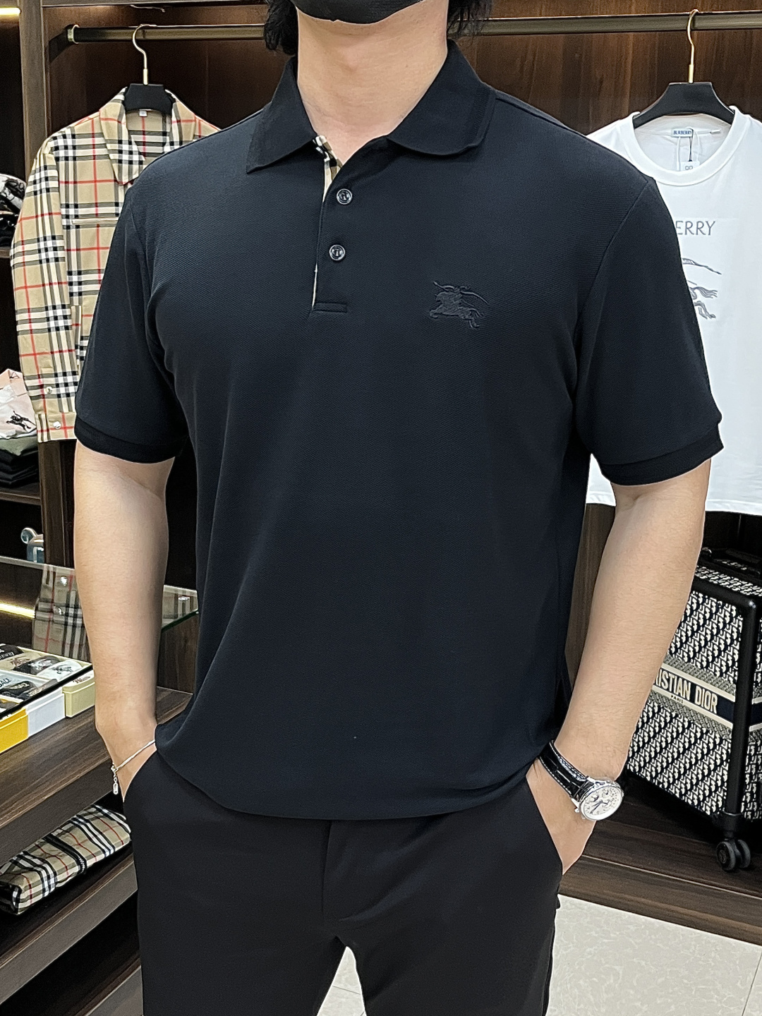 NO:734013,The main recommendation is Burberry ss autumn new release Burberry lapel short-sleeved T-shirt, high-end new short-sleeved, letter logo embroidery, wearing it is comfortable and slim, lazy and casual, combined with clean and simple colors, it is particularly eye-catching, suitable for daily wear~ We introduce sports items decorated with vibrant prints, fashionable and quality life!  Size M-XXL H2026 new model first release,,burberry,burberry,T-shirt,tees,t-shirt,19860909主推 Burberry ss秋季新款发布巴宝莉翻领短袖T恤,高端新款短袖,字母logo刺绣,穿上就是舒适自在又显瘦的存在,慵懒而随性,结合干净简单的色系就特别耐看,适合日常穿着~倾情推出缀饰活力印花的运动单品,时尚品质生活！ 尺码M-XXL H2026新款首发,,burberry,burberry,T-shirt,tees，t-shirt,,Men's clothing