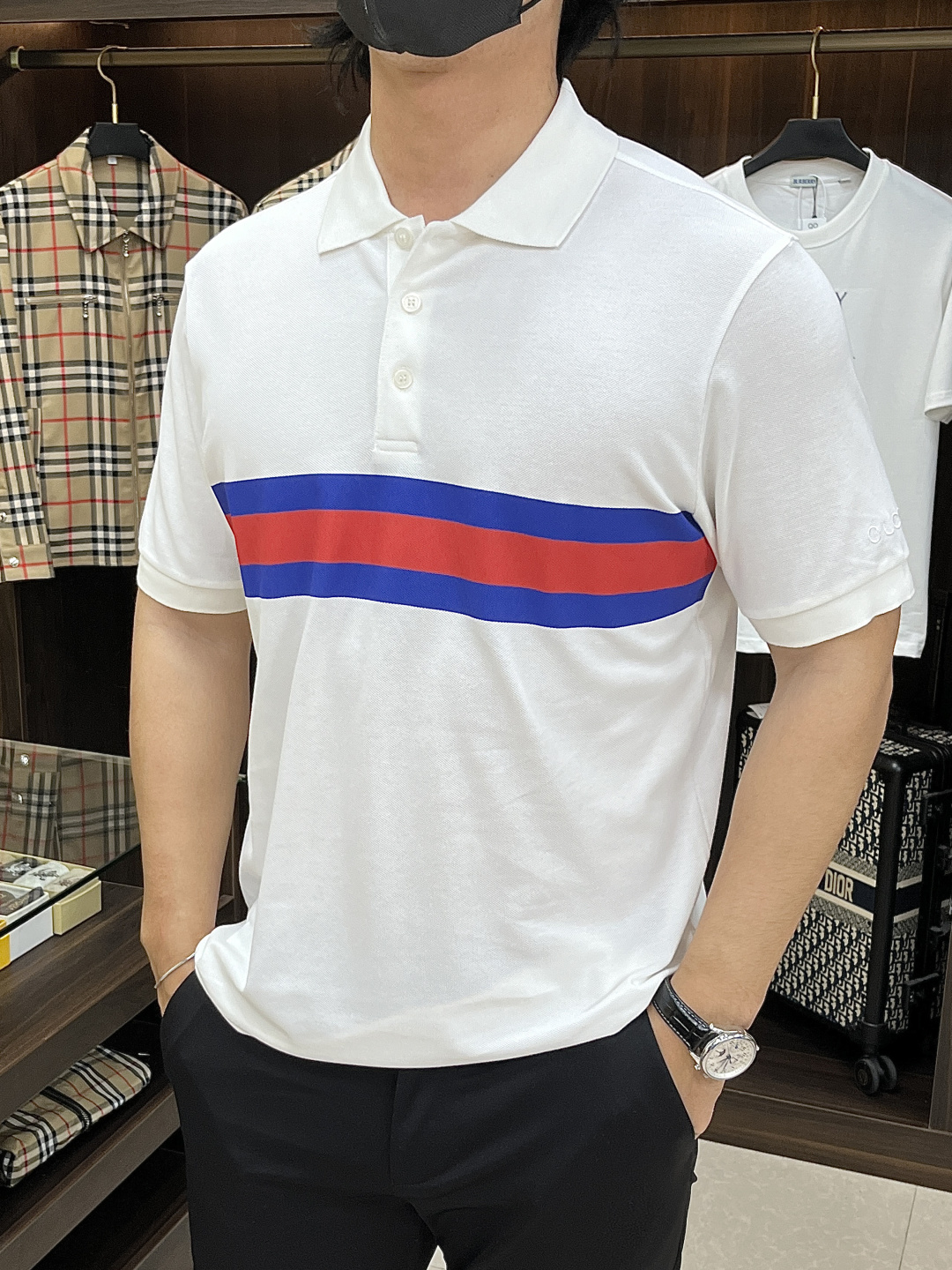 NO:734016,The main recommendation is Moncler ss autumn new release of the muzzle lapel short-sleeved T-shirt, high-end new short-sleeved, letter logo embroidery, wearing it will make you feel comfortable and slim, lazy and casual, combined with clean and simple colors, it is particularly eye-catching, suitable for daily wear~ We are launching sports items decorated with vibrant prints, fashionable and quality life!  Size M-XXL H2026 new model debut,,Moncler,T-shirt,tees,t-shirt,19860909主推 Moncler ss秋季新款发布蒙口翻领短袖T恤,高端新款短袖,字母logo刺绣,穿上就是舒适自在又显瘦的存在,慵懒而随性,结合干净简单的色系就特别耐看,适合日常穿着~倾情推出缀饰活力印花的运动单品,时尚品质生活！ 尺码M-XXL H2026新款首发,,Moncler,T-shirt,tees，t-shirt,,Men's clothing