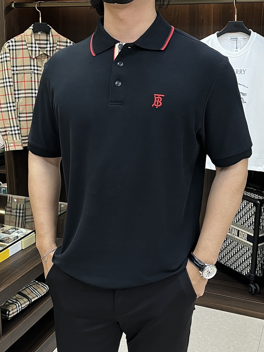 NO:734018,The main recommendation is Burberry ss autumn new release Burberry lapel short-sleeved T-shirt, high-end new short-sleeved, letter logo embroidery, wearing it is comfortable and slim, lazy and casual, combined with clean and simple colors, it is particularly eye-catching, suitable for daily wear~ We introduce sports items decorated with vibrant prints, fashionable and quality life!  Size M-XXL H2026 new model first release,,burberry,burberry,T-shirt,tees,t-shirt,19860909主推 Burberry ss秋季新款发布巴宝莉翻领短袖T恤,高端新款短袖,字母logo刺绣,穿上就是舒适自在又显瘦的存在,慵懒而随性,结合干净简单的色系就特别耐看,适合日常穿着~倾情推出缀饰活力印花的运动单品,时尚品质生活！ 尺码M-XXL H2026新款首发,,burberry,burberry,T-shirt,tees，t-shirt,,Men's clothing