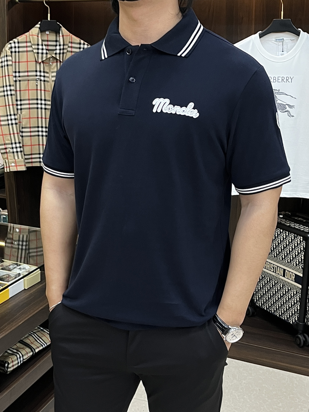 NO:734022,The main recommendation is Moncler ss autumn new release of the muzzle lapel short-sleeved T-shirt, high-end new short-sleeved, letter logo embroidery, wearing it will make you feel comfortable and slim, lazy and casual, combined with clean and simple colors, it is particularly eye-catching, suitable for daily wear~ We are launching sports items decorated with vibrant prints, fashionable and quality life!  Size M-XXL H2026 new model debut,,Moncler,T-shirt,tees,t-shirt,19860909主推 Moncler ss秋季新款发布蒙口翻领短袖T恤,高端新款短袖,字母logo刺绣,穿上就是舒适自在又显瘦的存在,慵懒而随性,结合干净简单的色系就特别耐看,适合日常穿着~倾情推出缀饰活力印花的运动单品,时尚品质生活！ 尺码M-XXL H2026新款首发,,Moncler,T-shirt,tees，t-shirt,,Men's clothing