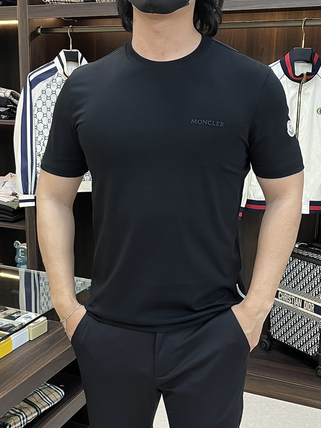 NO:736523,The main recommendation is Moncler's 1955ss autumn new release, the new high-end short-sleeved round neck short-sleeved T-shirt with letter logo printing. It makes you feel comfortable and slim when you wear it. It is lazy and casual. It is particularly attractive when combined with clean and simple colors. It is suitable for daily wear. We introduce sports items decorated with vibrant printing for fashionable and quality life!  Size M-XXXL H2026 new model first release,,Moncler,T-shirt,tees,t-shirt,19860909主推 Moncler 1955ss秋季新款发布蒙口圆领短袖T恤,高端新款短袖,字母logo印花,穿上就是舒适自在又显瘦的存在,慵懒而随性,结合干净简单的色系就特别耐看,适合日常穿着~倾情推出缀饰活力印花的运动单品,时尚品质生活！ 尺码M-XXXL H2026新款首发,,Moncler,T-shirt,tees，t-shirt,,Men's clothing