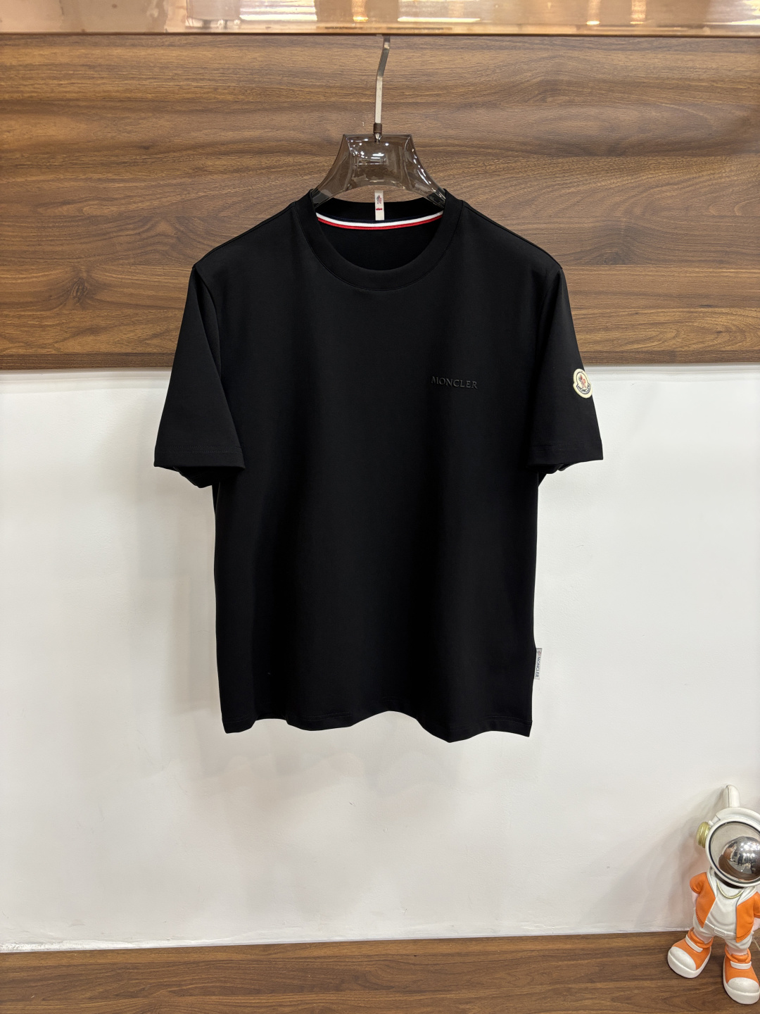 NO:745293,The main recommendation is Moncler's 1955ss autumn new release, the new high-end short-sleeved round neck short-sleeved T-shirt with letter logo printing. It makes you feel comfortable and slim when you wear it. It is lazy and casual. It is particularly attractive when combined with clean and simple colors. It is suitable for daily wear. We introduce sports items decorated with vibrant printing for fashionable and quality life!  Size M-XXXL H2026 new model first release,,Moncler,T-shirt,tees,t-shirt,19860909主推 Moncler 1955ss秋季新款发布蒙口圆领短袖T恤,高端新款短袖,字母logo印花,穿上就是舒适自在又显瘦的存在,慵懒而随性,结合干净简单的色系就特别耐看,适合日常穿着~倾情推出缀饰活力印花的运动单品,时尚品质生活！ 尺码M-XXXL H2026新款首发,,Moncler,T-shirt,tees，t-shirt,,Men's clothing