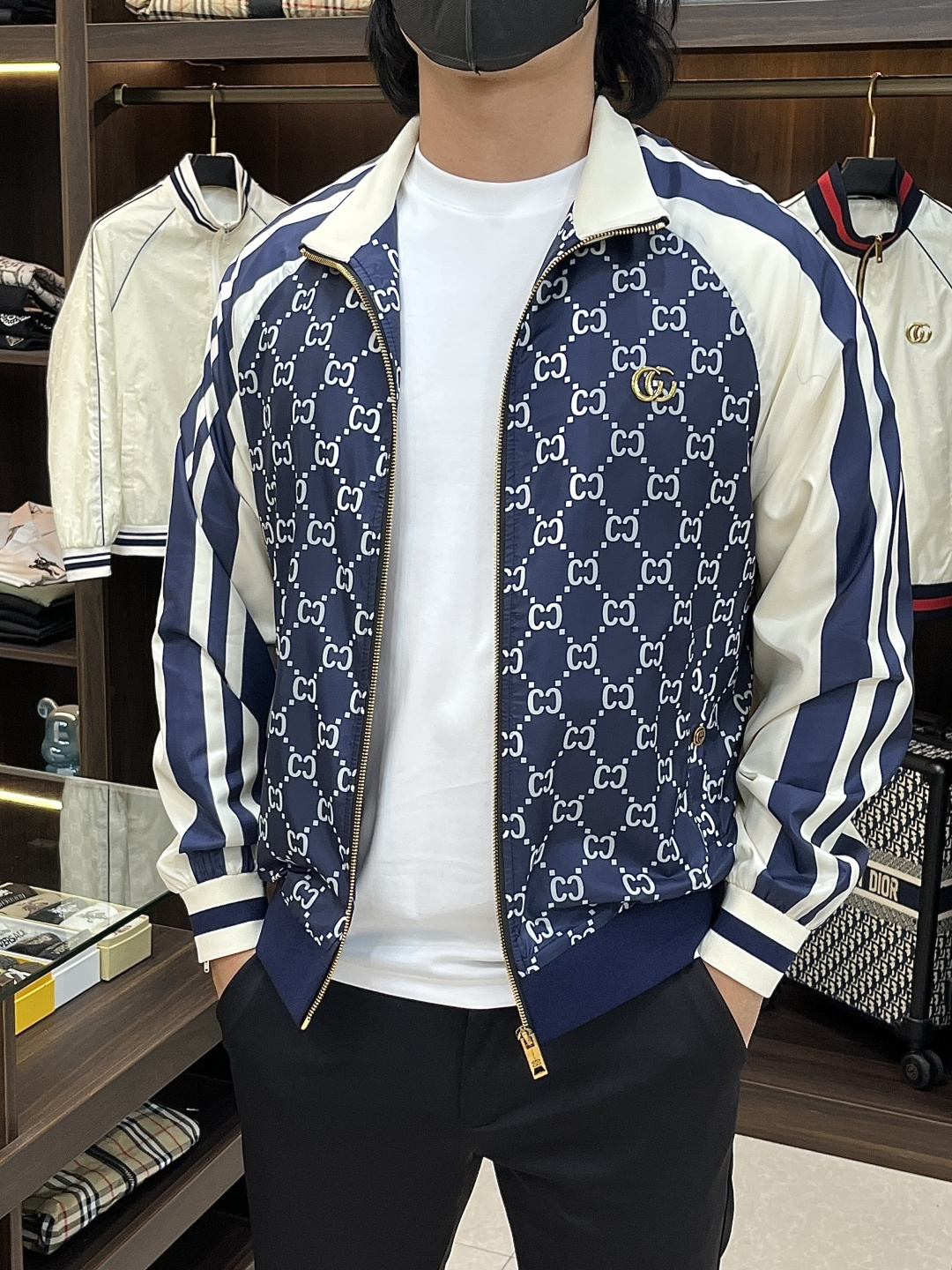 NO:736590,Mainly recommend Gucci 2026ss spring new release Gucci stand-up collar jacket, spring hot jacket, classic double GG print, wearing it will make you feel comfortable and slim, lazy and casual, combined with clean and simple colors, it is particularly eye-catching, suitable for daily wear~ We are launching sports items decorated with vibrant prints, fashionable and quality life!  Size M-3XL H2026 new model debut,,gucci,jackets & coats,jackets & coats,19860909主推 Gucci 2026ss春季新款发布古奇立领夹克外套,春季爆款外套,经典双GG印花,穿上就是舒适自在又显瘦的存在,慵懒而随性,结合干净简单的色系就特别耐看,适合日常穿着~倾情推出缀饰活力印花的运动单品,时尚品质生活！ 尺码M-3XL H2026新款首发,,gucci,jackets & coats,jackets & coats,,Men's clothing