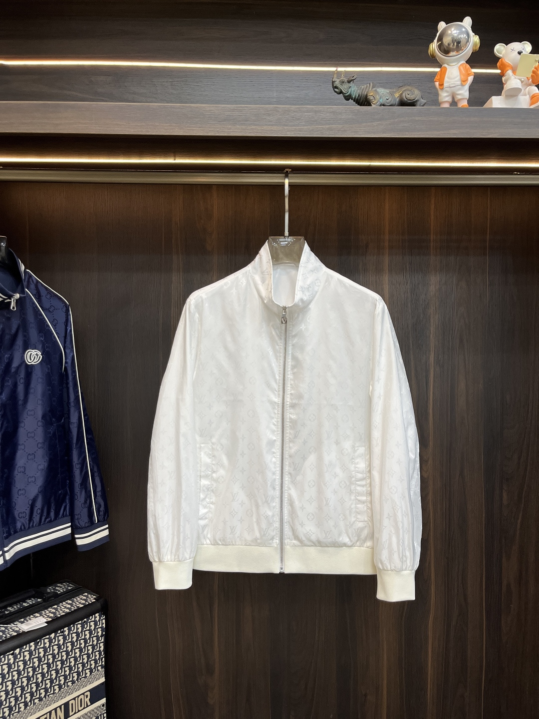 NO:736593,Mainly recommend LV 2026ss spring new release donkey brand stand collar jacket, spring hot jacket, classic double letter print, wearing it will make you feel comfortable and slim, lazy and casual, combined with clean and simple colors, it is particularly eye-catching, suitable for daily wear~ We are launching sports items decorated with vibrant prints, fashionable and quality life!  Size M-3XL H2026 new model debut,,louis vuitton,louis vuitton,jackets & coats,jackets & coats,19860909主推 LV 2026ss春季新款发布驴牌立领夹克外套,春季爆款外套,经典双字母印花,穿上就是舒适自在又显瘦的存在,慵懒而随性,结合干净简单的色系就特别耐看,适合日常穿着~倾情推出缀饰活力印花的运动单品,时尚品质生活！ 尺码M-3XL H2026新款首发,,louis vuitton,louis vuitton,jackets & coats,jackets & coats,,Men's clothing