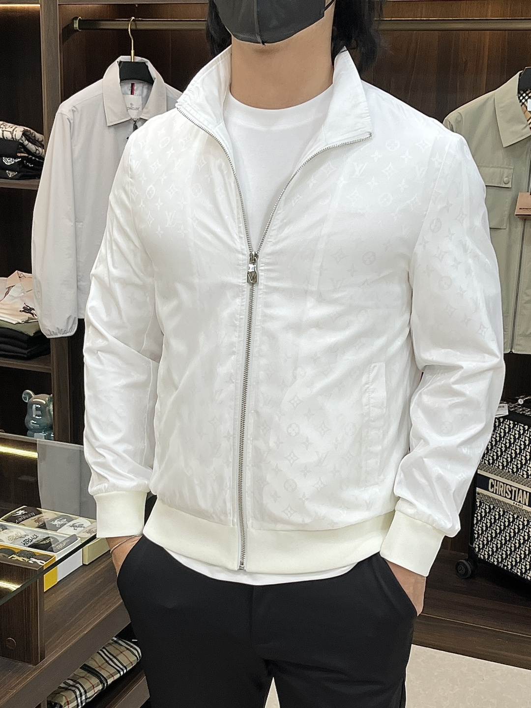 NO:736595,Mainly recommend LV 2026ss spring new release donkey brand stand collar jacket, spring hot jacket, classic letter print, wearing it will make you feel comfortable and slim, lazy and casual, combined with clean and simple colors, it is particularly eye-catching, suitable for daily wear~ We are launching sports items decorated with vibrant prints, fashionable and quality life!  Size M-3XL H2026 new model debut,,louis vuitton,louis vuitton,jackets & coats,jackets & coats,19860909主推 LV 2026ss春季新款发布驴牌立领夹克外套,春季爆款外套,经典字母印花,穿上就是舒适自在又显瘦的存在,慵懒而随性,结合干净简单的色系就特别耐看,适合日常穿着~倾情推出缀饰活力印花的运动单品,时尚品质生活！ 尺码M-3XL H2026新款首发,,louis vuitton,louis vuitton,jackets & coats,jackets & coats,,Men's clothing