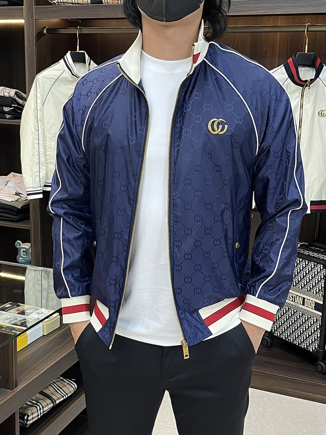 NO:736597,The main recommendation is Gucci 2026ss spring new release Gucci stand-up collar jacket, a popular spring jacket, classic double GG letter print, wearing it makes you feel comfortable and slim, lazy and casual, combined with clean and simple colors, it is particularly eye-catching, suitable for daily wear~ We introduce sports items decorated with vibrant prints, fashionable and quality life!  Size M-3XL H2026 new model debut,,gucci,jackets & coats,jackets & coats,19860909主推 Gucci 2026ss春季新款发布古奇立领夹克外套,春季爆款外套,经典双GG字母印花,穿上就是舒适自在又显瘦的存在,慵懒而随性,结合干净简单的色系就特别耐看,适合日常穿着~倾情推出缀饰活力印花的运动单品,时尚品质生活！ 尺码M-3XL H2026新款首发,,gucci,jackets & coats,jackets & coats,,Men's clothing