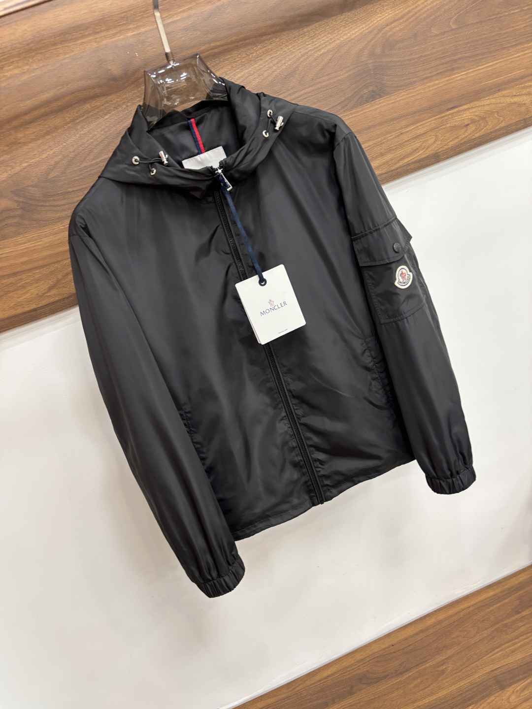 Moncler 2026ss春季新款发布❤️蒙口连帽夹克外套，春季爆款外套，经典剪刀臂章设计，穿上就是舒