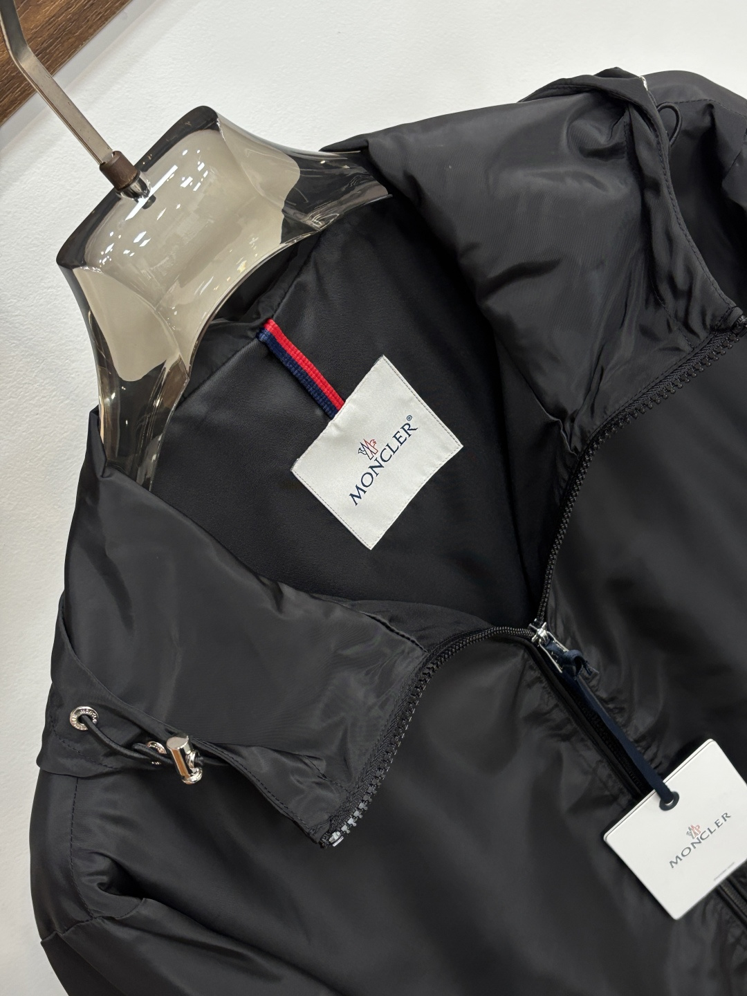 Moncler 2026ss春季新款发布❤️蒙口连帽夹克外套，春季爆款外套，经典剪刀臂章设计，穿上就是舒