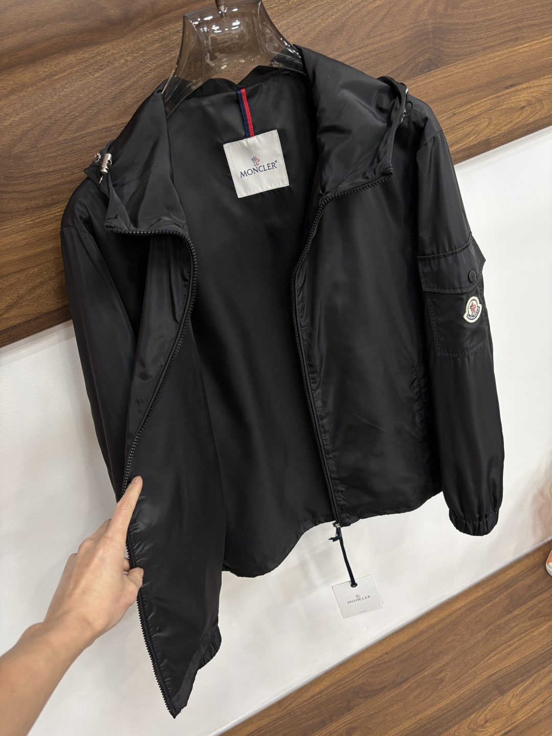 Moncler 2026ss春季新款发布❤️蒙口连帽夹克外套，春季爆款外套，经典剪刀臂章设计，穿上就是舒