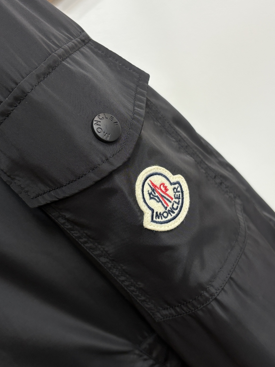 Moncler 2026ss春季新款发布❤️蒙口连帽夹克外套，春季爆款外套，经典剪刀臂章设计，穿上就是舒