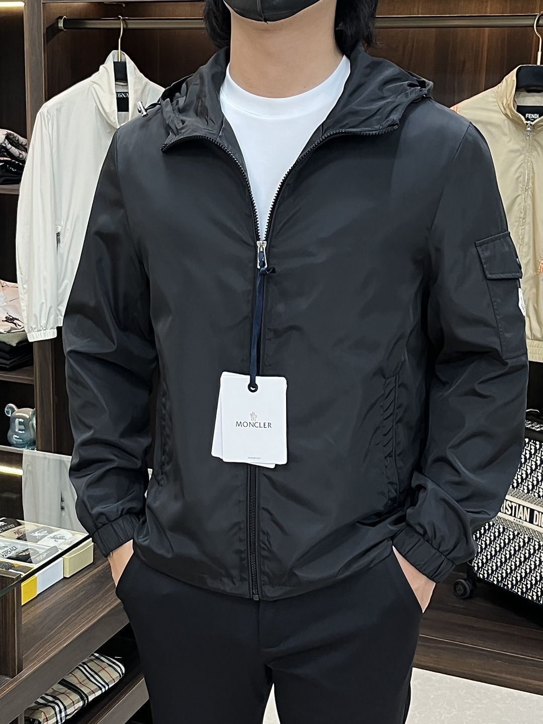 NO:736601,The main recommendation is Moncler's 2026ss spring new release of the hooded jacket, a popular spring jacket, with a classic scissor armband design. It makes you feel comfortable and slim when you wear it. It is lazy and casual. It is particularly attractive when combined with clean and simple colors, suitable for daily wear ~ We introduce sports items decorated with vibrant prints for a fashionable and quality life!  Size M-3XL Color Black Green H2026 new model first release,,Moncler,jackets & coats,jackets & coats,hats,19860909主推 Moncler 2026ss春季新款发布蒙口连帽夹克外套,春季爆款外套,经典剪刀臂章设计,穿上就是舒适自在又显瘦的存在,慵懒而随性,结合干净简单的色系就特别耐看,适合日常穿着~倾情推出缀饰活力印花的运动单品,时尚品质生活！ 尺码M-3XL 颜色黑色 绿色 H2026新款首发,,Moncler,jackets & coats,jackets & coats,hats,,Men's clothing