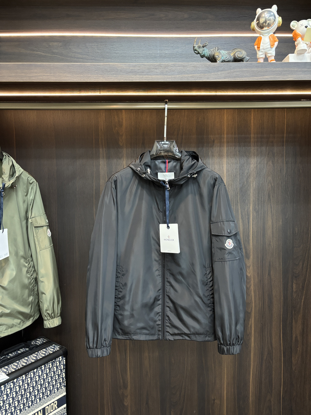 NO:746482,Moncler 2026ss spring new model releases the muzzle hooded jacket, a popular spring jacket, with a classic scissor armband design. Wearing it makes you feel comfortable and slim, lazy and casual, combined with clean and simple colors, it is particularly eye-catching and suitable for daily wear~ We introduce sports items decorated with vibrant prints, fashionable and quality life!  Size M-3XL Color Black Green H2026 New Release/G8813,,Moncler,jackets & coats,jackets & coats,hats,19860909Moncler 2026ss春季新款发布蒙口连帽夹克外套,春季爆款外套,经典剪刀臂章设计,穿上就是舒适自在又显瘦的存在,慵懒而随性,结合干净简单的色系就特别耐看,适合日常穿着~倾情推出缀饰活力印花的运动单品,时尚品质生活！ 尺码M-3XL 颜色黑色 绿色 H2026新款首发/G8813,,Moncler,jackets & coats,jackets & coats,hats,,Men's clothing