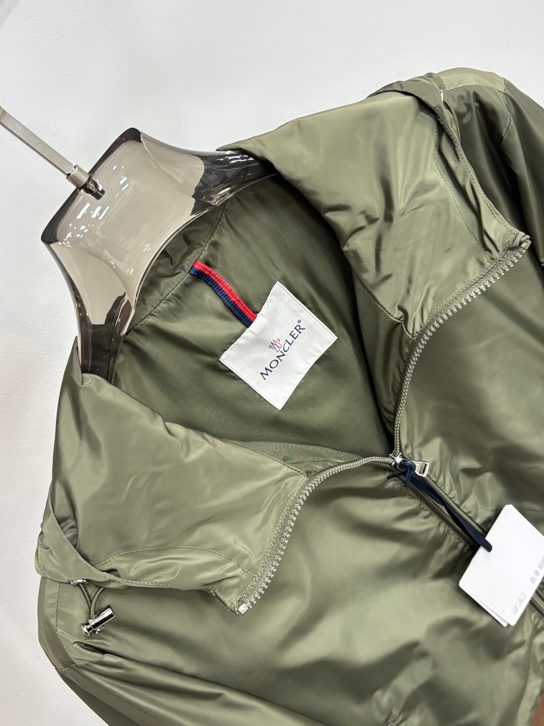 Moncler 2026ss春季新款发布❤️蒙口连帽夹克外套，春季爆款外套，经典剪刀臂章设计，穿上就是舒