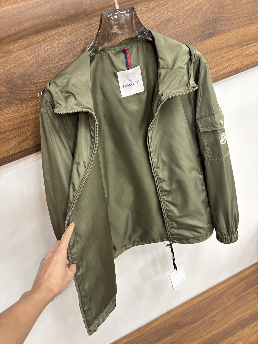 Moncler 2026ss春季新款发布❤️蒙口连帽夹克外套，春季爆款外套，经典剪刀臂章设计，穿上就是舒