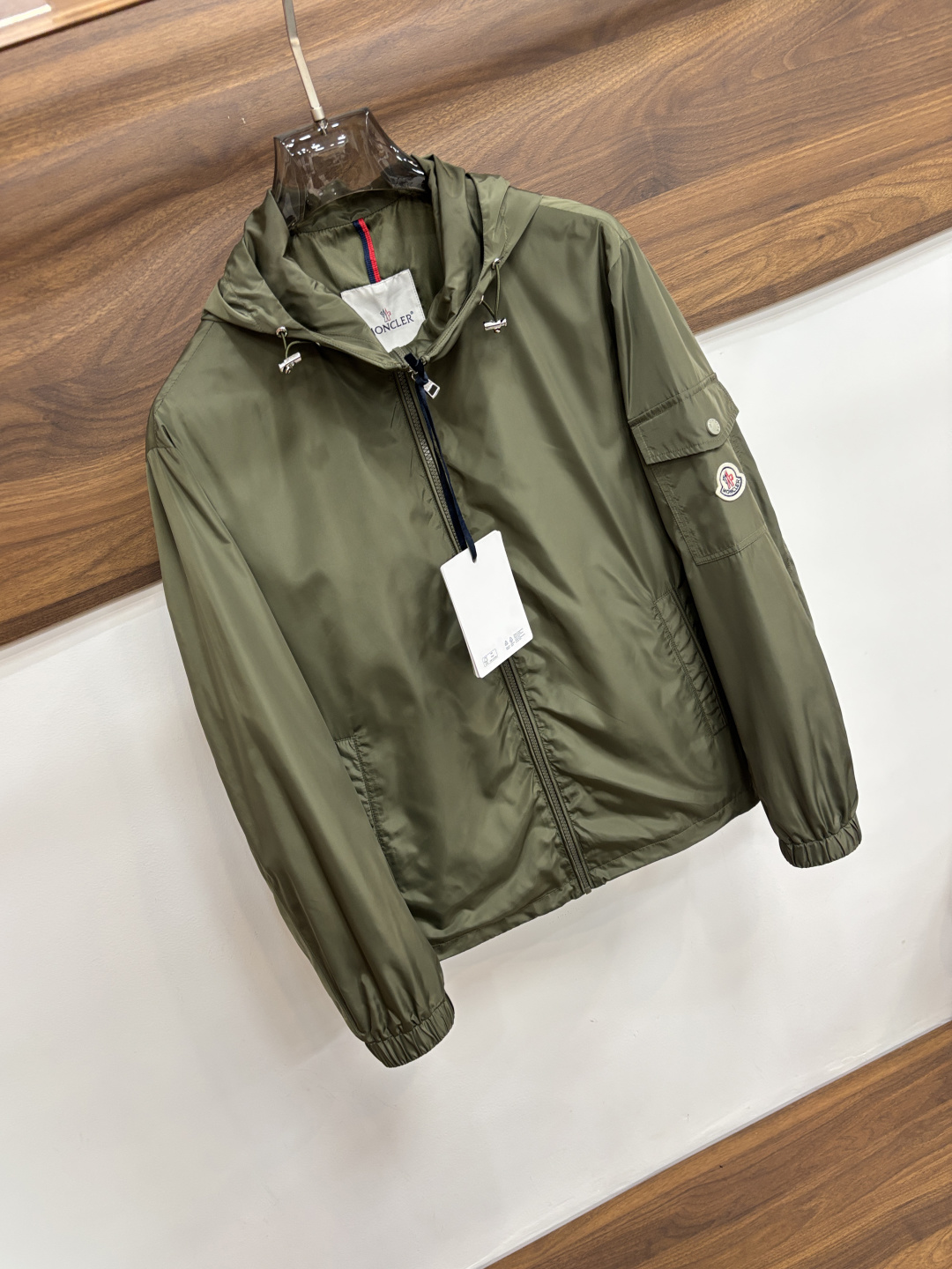 Moncler 2026ss春季新款发布❤️蒙口连帽夹克外套，春季爆款外套，经典剪刀臂章设计，穿上就是舒