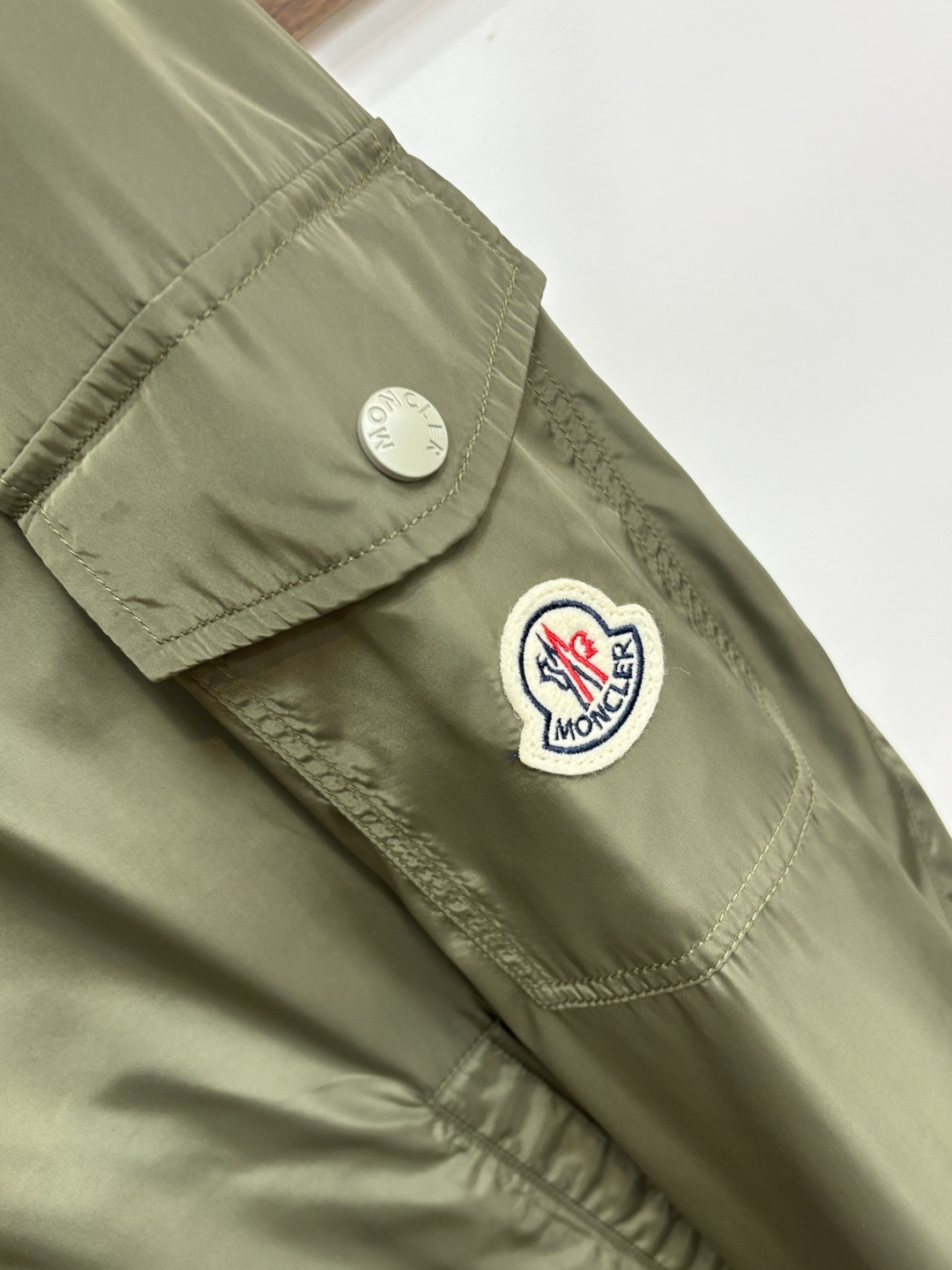 Moncler 2026ss春季新款发布❤️蒙口连帽夹克外套，春季爆款外套，经典剪刀臂章设计，穿上就是舒