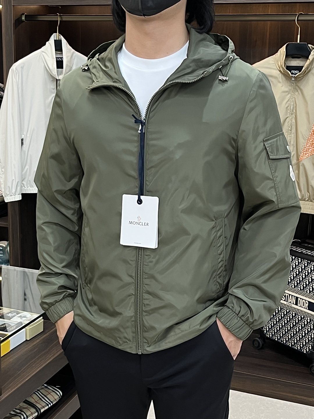 NO:736609,The main recommendation is Moncler's 2026ss spring new release of the hooded jacket, a popular spring jacket, with a classic scissor armband design. It makes you feel comfortable and slim when you wear it. It is lazy and casual. It is particularly attractive when combined with clean and simple colors, suitable for daily wear ~ We introduce sports items decorated with vibrant prints for a fashionable and quality life!  Size M-3XL Color Black Green H2026 new model first release,,Moncler,jackets & coats,jackets & coats,hats,19860909主推 Moncler 2026ss春季新款发布蒙口连帽夹克外套,春季爆款外套,经典剪刀臂章设计,穿上就是舒适自在又显瘦的存在,慵懒而随性,结合干净简单的色系就特别耐看,适合日常穿着~倾情推出缀饰活力印花的运动单品,时尚品质生活！ 尺码M-3XL 颜色黑色 绿色 H2026新款首发,,Moncler,jackets & coats,jackets & coats,hats,,Men's clothing