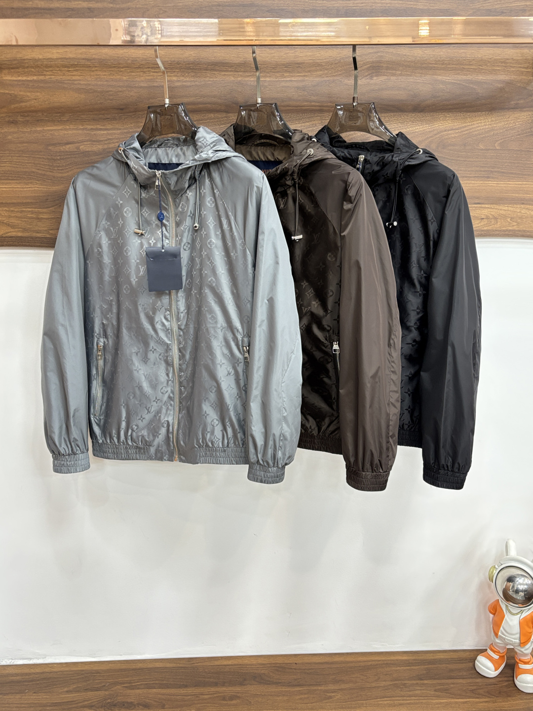 NO:745308,Mainly recommend LV 2026ss spring new release LV hooded jacket, a popular spring jacket, classic letter logo jacquard fabric design, wearing it is comfortable and slim, lazy and casual, combined with clean and simple colors, it is particularly eye-catching, suitable for daily wear~ We introduce sports items decorated with vibrant prints, fashionable and quality life!  Size M-3XL Color Black Brown Gray H2026 new model first release,,louis vuitton,jackets & coats,jackets & coats,hats,19860909主推 LV 2026ss春季新款发布LV连帽夹克外套,春季爆款外套,经典字母logo提花面料设计,穿上就是舒适自在又显瘦的存在,慵懒而随性,结合干净简单的色系就特别耐看,适合日常穿着~倾情推出缀饰活力印花的运动单品,时尚品质生活！ 尺码M-3XL 颜色黑色 咖色 灰色 H2026新款首发,,louis vuitton,jackets & coats,jackets & coats,hats,,Men's clothing