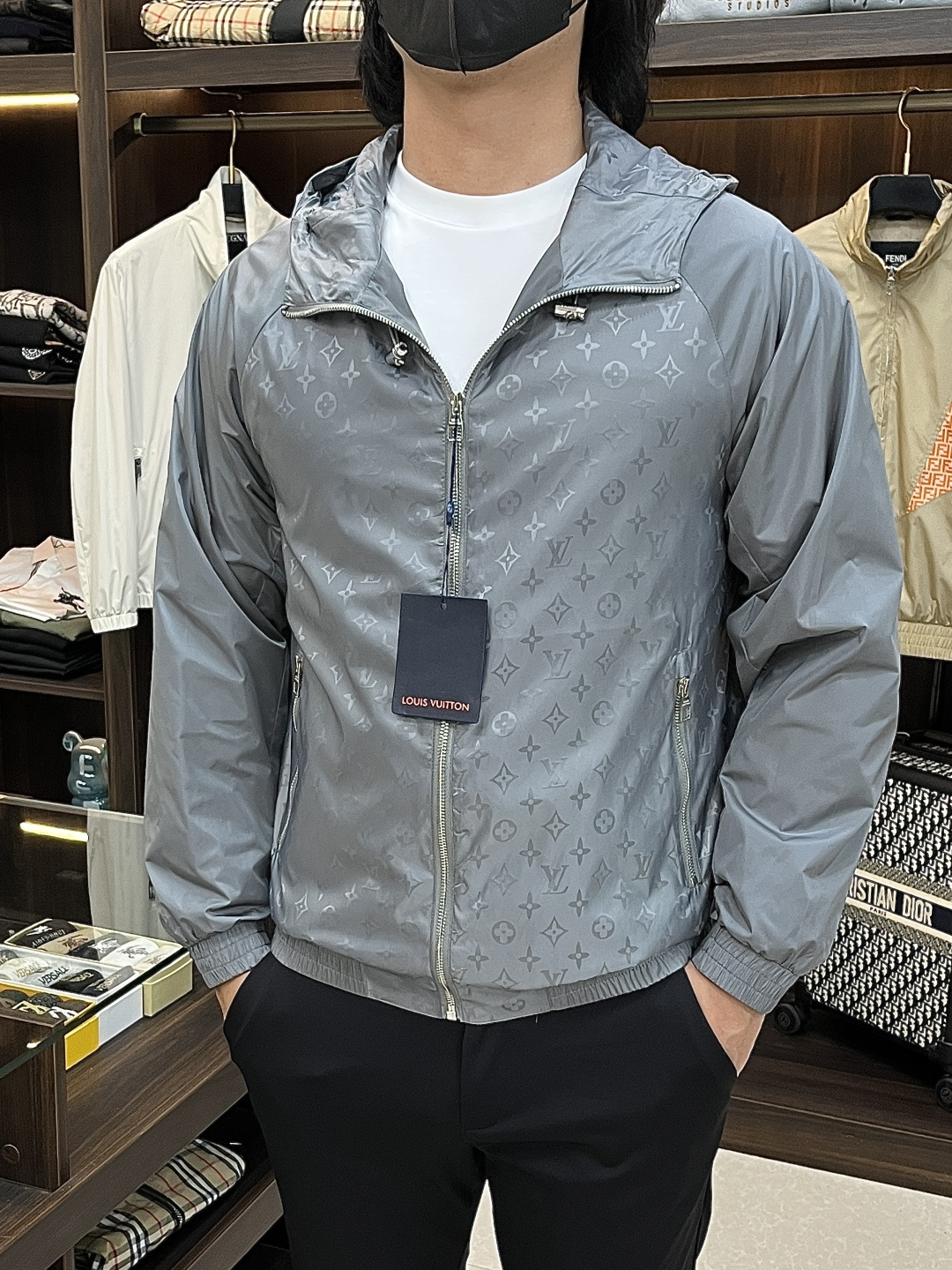 NO:736613,Mainly recommend LV 2026ss spring new release LV hooded jacket, a popular spring jacket, classic letter logo jacquard fabric design, wearing it is comfortable and slim, lazy and casual, combined with clean and simple colors, it is particularly eye-catching, suitable for daily wear~ We introduce sports items decorated with vibrant prints, fashionable and quality life!  Size M-3XL Color Black Brown Gray H2026 new model first release,,louis vuitton,jackets & coats,jackets & coats,hats,19860909主推 LV 2026ss春季新款发布LV连帽夹克外套,春季爆款外套,经典字母logo提花面料设计,穿上就是舒适自在又显瘦的存在,慵懒而随性,结合干净简单的色系就特别耐看,适合日常穿着~倾情推出缀饰活力印花的运动单品,时尚品质生活！ 尺码M-3XL 颜色黑色 咖色 灰色 H2026新款首发,,louis vuitton,jackets & coats,jackets & coats,hats,,Men's clothing