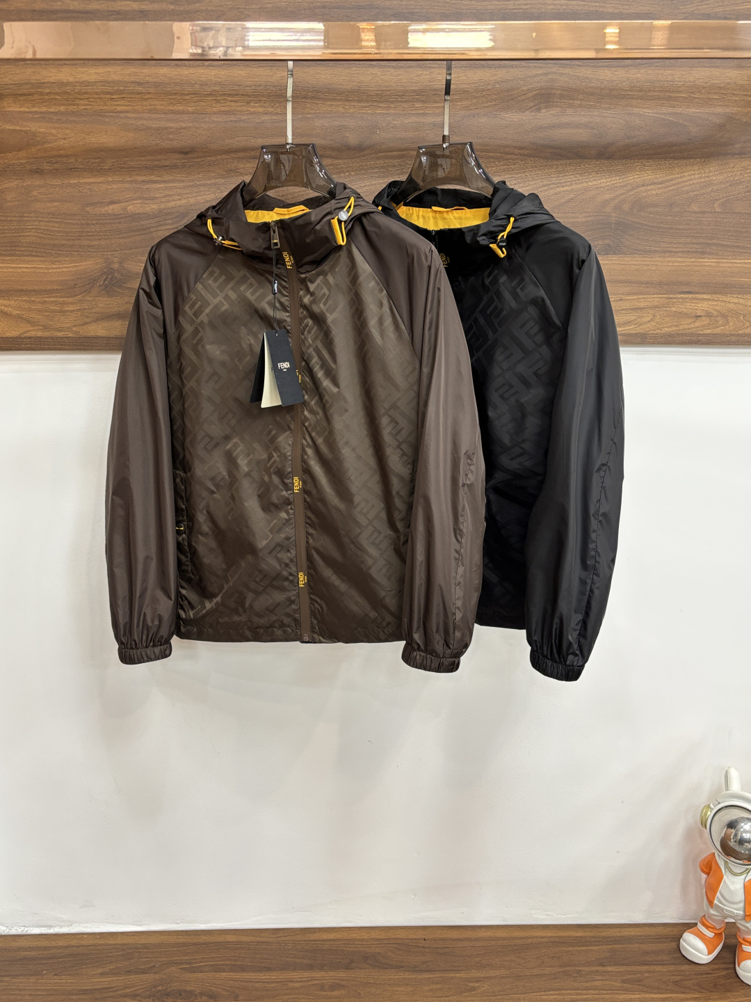 NO:745312,Mainly recommended Fendi 2026ss spring new release Fendi hooded jacket, spring hot jacket, classic letter logo jacquard fabric design, wearing it makes you feel comfortable and slim, lazy and casual, combined with clean and simple colors, it is particularly attractive and suitable for daily wear~ We introduce sports items decorated with vibrant prints, fashionable and quality life!  Size M-3XL Color Black Brown H2026 new model debut,,fendi,fendi,jackets & coats,jackets & coats,hats,19860909主推 Fendi 2026ss春季新款发布芬迪连帽夹克外套,春季爆款外套,经典字母logo提花面料设计,穿上就是舒适自在又显瘦的存在,慵懒而随性,结合干净简单的色系就特别耐看,适合日常穿着~倾情推出缀饰活力印花的运动单品,时尚品质生活！ 尺码M-3XL 颜色黑色 咖色 H2026新款首发,,fendi,fendi,jackets & coats,jackets & coats,hats,,Men's clothing