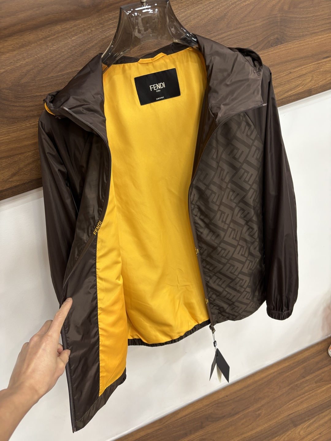 Fendi 2026ss春季新款发布❤️芬迪连帽夹克外套，春季爆款外套，经典字母logo提花面料设计，穿
