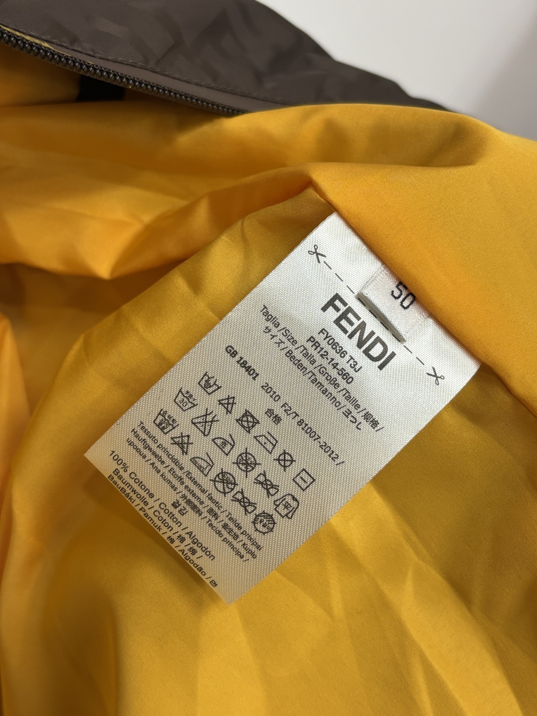 Fendi 2026ss春季新款发布❤️芬迪连帽夹克外套，春季爆款外套，经典字母logo提花面料设计，穿