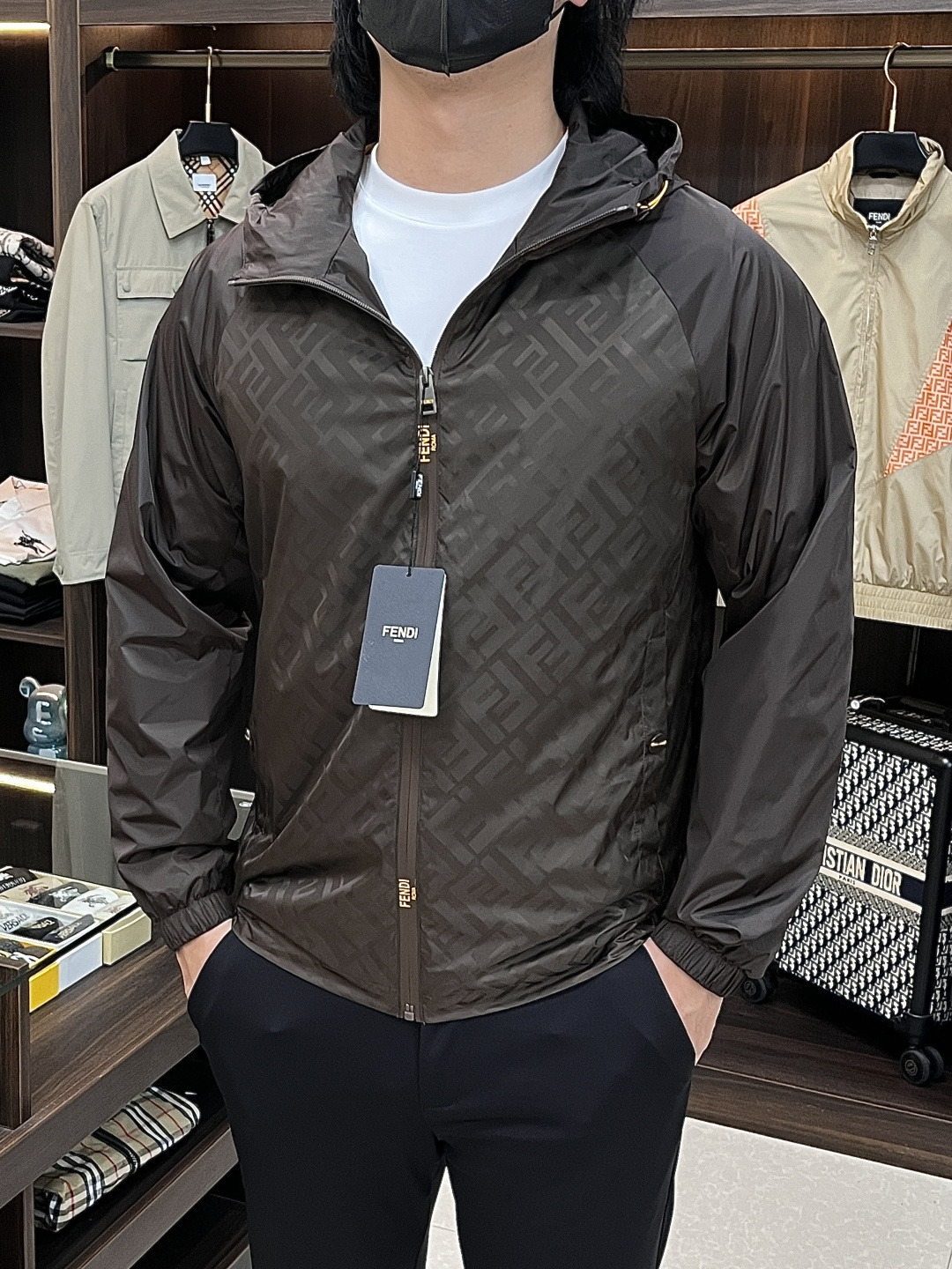 NO:736617,Mainly recommended Fendi 2026ss spring new release Fendi hooded jacket, spring hot jacket, classic letter logo jacquard fabric design, wearing it makes you feel comfortable and slim, lazy and casual, combined with clean and simple colors, it is particularly attractive and suitable for daily wear~ We introduce sports items decorated with vibrant prints, fashionable and quality life!  Size M-3XL Color Black Brown H2026 new model debut,,fendi,fendi,jackets & coats,jackets & coats,hats,19860909主推 Fendi 2026ss春季新款发布芬迪连帽夹克外套,春季爆款外套,经典字母logo提花面料设计,穿上就是舒适自在又显瘦的存在,慵懒而随性,结合干净简单的色系就特别耐看,适合日常穿着~倾情推出缀饰活力印花的运动单品,时尚品质生活！ 尺码M-3XL 颜色黑色 咖色 H2026新款首发,,fendi,fendi,jackets & coats,jackets & coats,hats,,Men's clothing