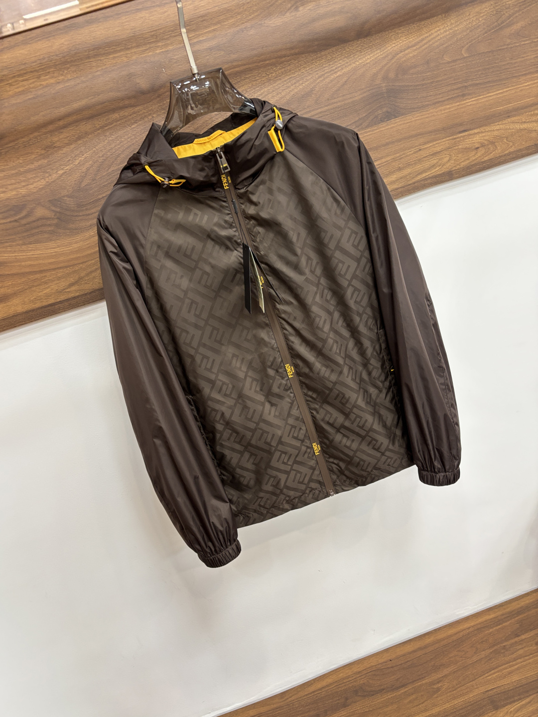 Fendi 2026ss春季新款发布❤️芬迪连帽夹克外套，春季爆款外套，经典字母logo提花面料设计，穿