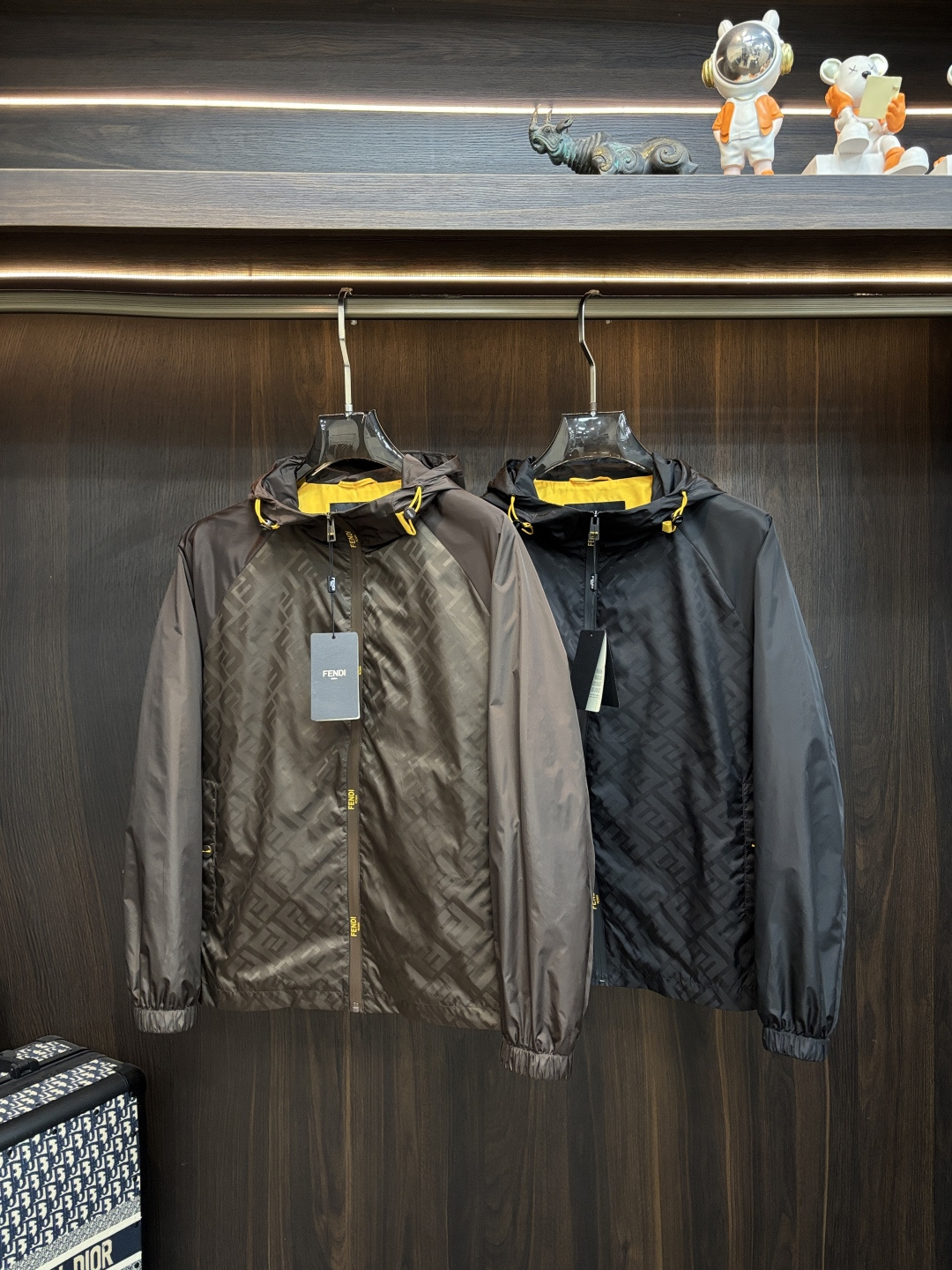 NO:746486,Fendi 2026ss spring new release Fendi hooded jacket, spring hot jacket, classic letter logo jacquard fabric design, wearing it makes you feel comfortable and slim, lazy and casual, combined with clean and simple colors, it is particularly eye-catching, suitable for daily wear~ We introduce sports items decorated with vibrant prints, fashionable and quality life!  Size M-3XL Color Black Brown H2026 New Release/G8844,,fendi,fendi,jackets & coats,jackets & coats,hats,19860909Fendi 2026ss春季新款发布芬迪连帽夹克外套,春季爆款外套,经典字母logo提花面料设计,穿上就是舒适自在又显瘦的存在,慵懒而随性,结合干净简单的色系就特别耐看,适合日常穿着~倾情推出缀饰活力印花的运动单品,时尚品质生活！ 尺码M-3XL 颜色黑色 咖色 H2026新款首发/G8844,,fendi,fendi,jackets & coats,jackets & coats,hats,,Men's clothing