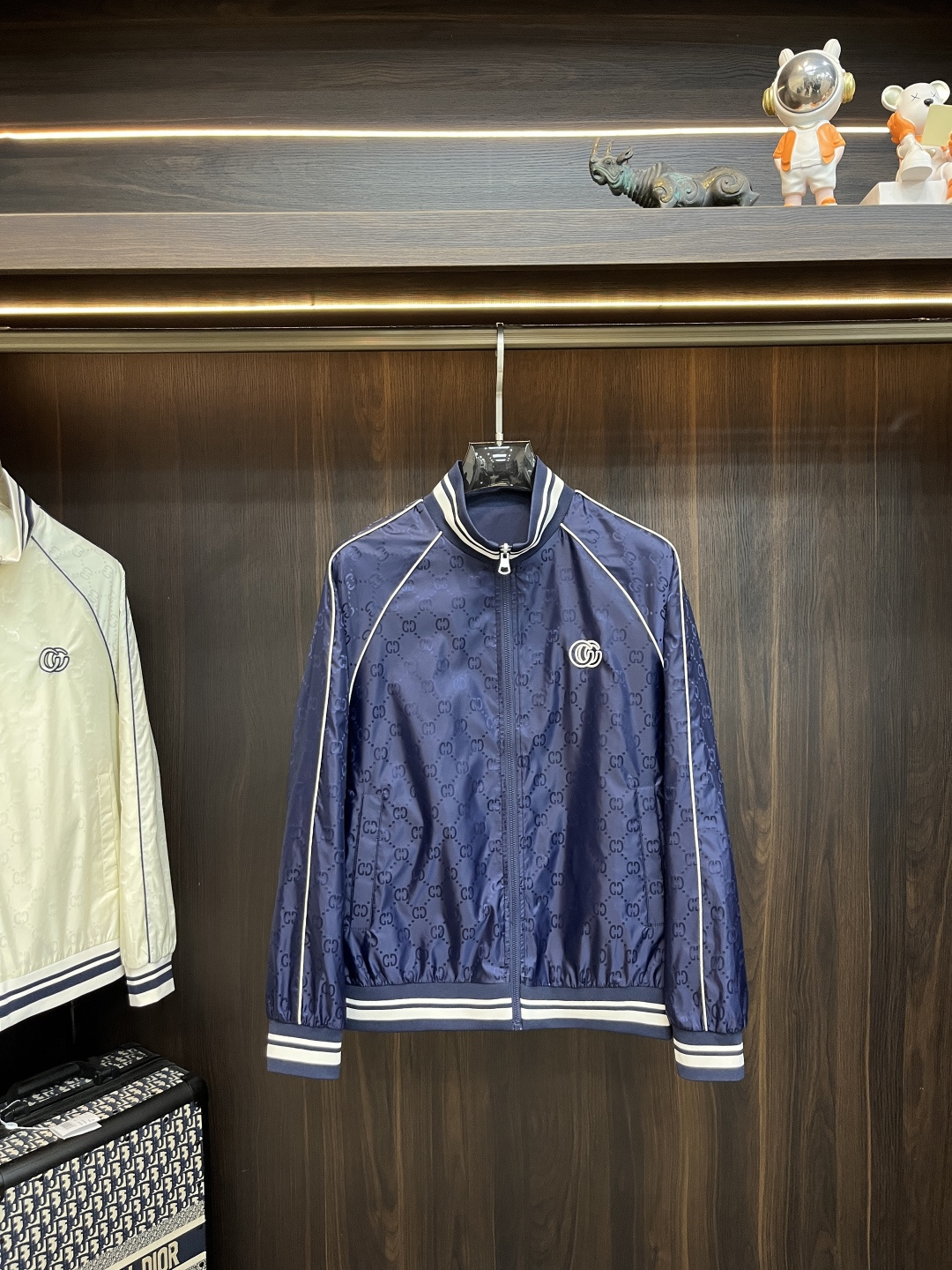 NO:761360,Mainly recommended GUCCI 2026ss spring new release Gucci stand-collar jacket, a popular spring jacket that can be worn on both sides. It makes you feel comfortable and slim when you put it on. It is lazy and casual. It is particularly attractive when combined with clean and simple colors. It is suitable for daily wear~ We introduce sports items decorated with vibrant prints for a fashionable and quality life!  Size M-3XL H2026 new model debut,,gucci,gucci,jackets & coats,jackets & coats,19860909主推 GUCCI 2026ss春季新款发布古驰立领夹克外套,双面穿春季爆款外套,穿上就是舒适自在又显瘦的存在,慵懒而随性,结合干净简单的色系就特别耐看,适合日常穿着~倾情推出缀饰活力印花的运动单品,时尚品质生活！ 尺码M-3XL H2026新款首发,,gucci,gucci,jackets & coats,jackets & coats,,Men's clothing