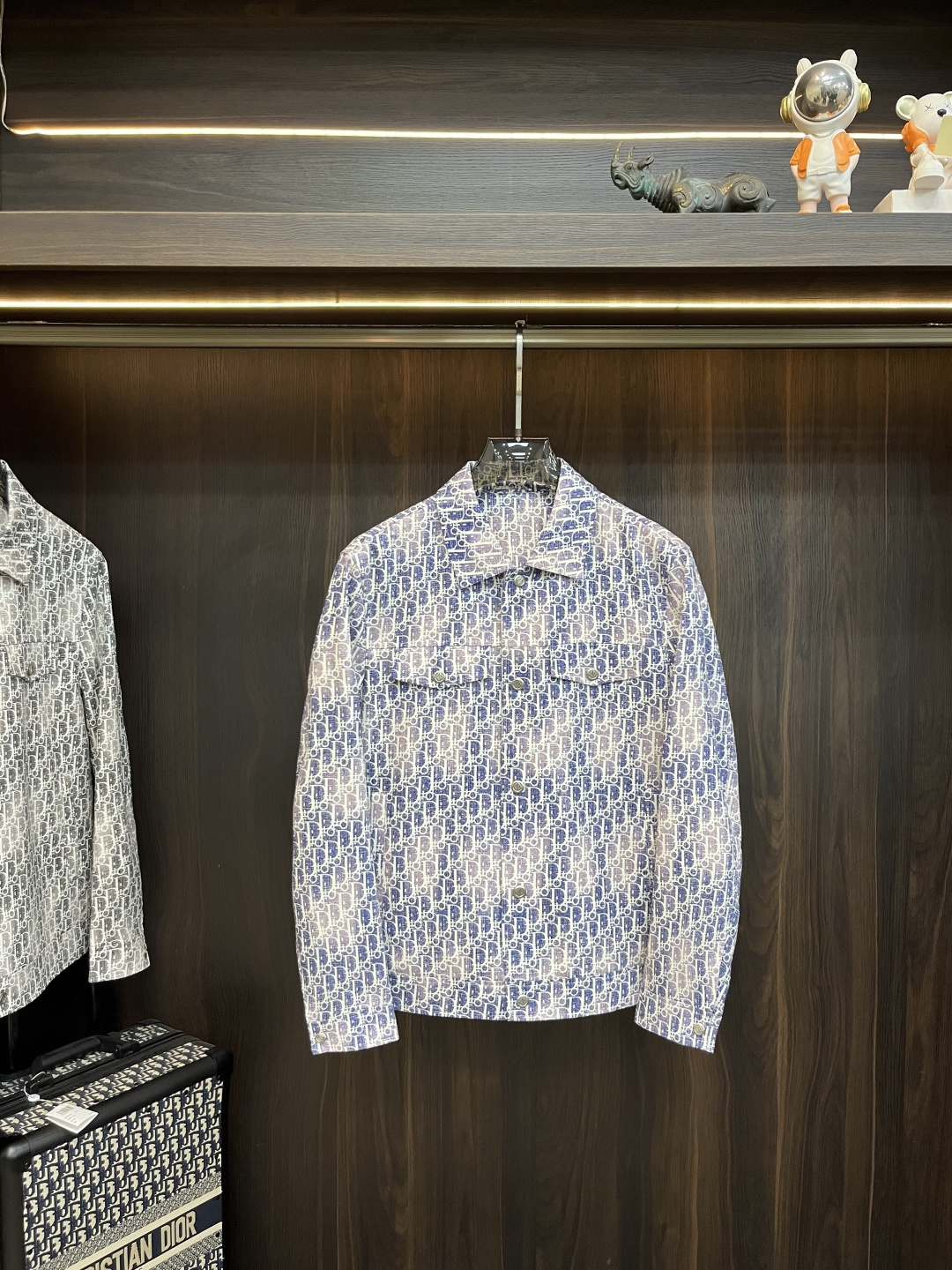 NO:758487,The main recommendation is Dior's 2026ss spring new release Dior lapel jacket, a popular spring jacket. Wearing it makes you feel comfortable and slim, lazy and casual, combined with clean and simple colors, it is particularly eye-catching and suitable for daily wear~ We introduce sports items decorated with vibrant prints, fashionable and quality life!  Size M-3XL H2026 new model debut,,dior,dior,jackets & coats,jackets & coats,19860909主推 Dior 2026ss春季新款发布迪奥翻领夹克外套,春季爆款外套,穿上就是舒适自在又显瘦的存在,慵懒而随性,结合干净简单的色系就特别耐看,适合日常穿着~倾情推出缀饰活力印花的运动单品,时尚品质生活！ 尺码M-3XL H2026新款首发,,dior,dior,jackets & coats,jackets & coats,,Men's clothing