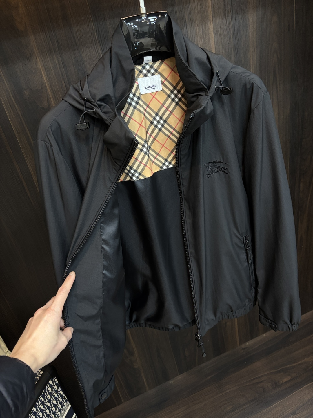 主推🌹 Burberry 2026春季新款发布❤️巴宝莉立领夹克外套，隐藏帽衫设计春季爆款夹克外套，字母