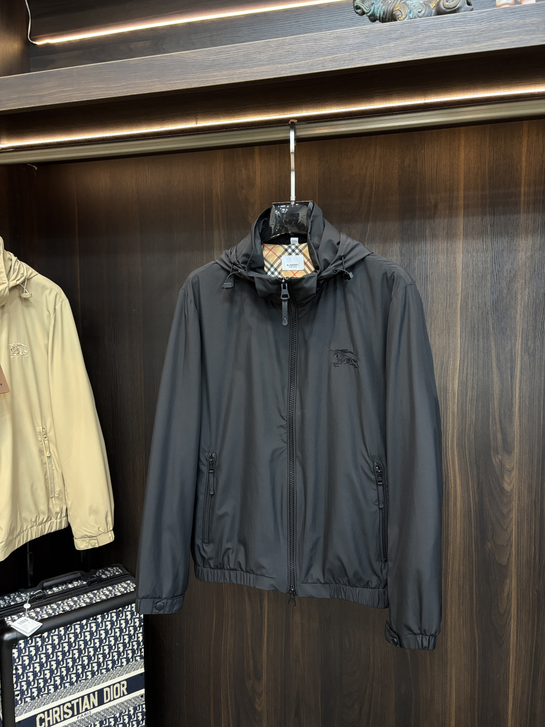 主推🌹 Burberry 2026春季新款发布❤️巴宝莉立领夹克外套，隐藏帽衫设计春季爆款夹克外套，字母