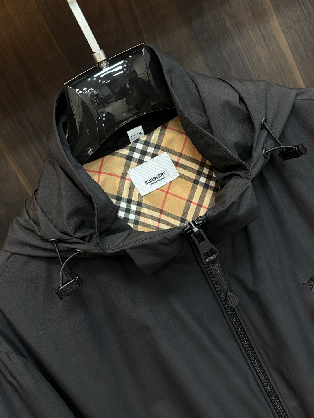 主推🌹 Burberry 2026春季新款发布❤️巴宝莉立领夹克外套，隐藏帽衫设计春季爆款夹克外套，字母