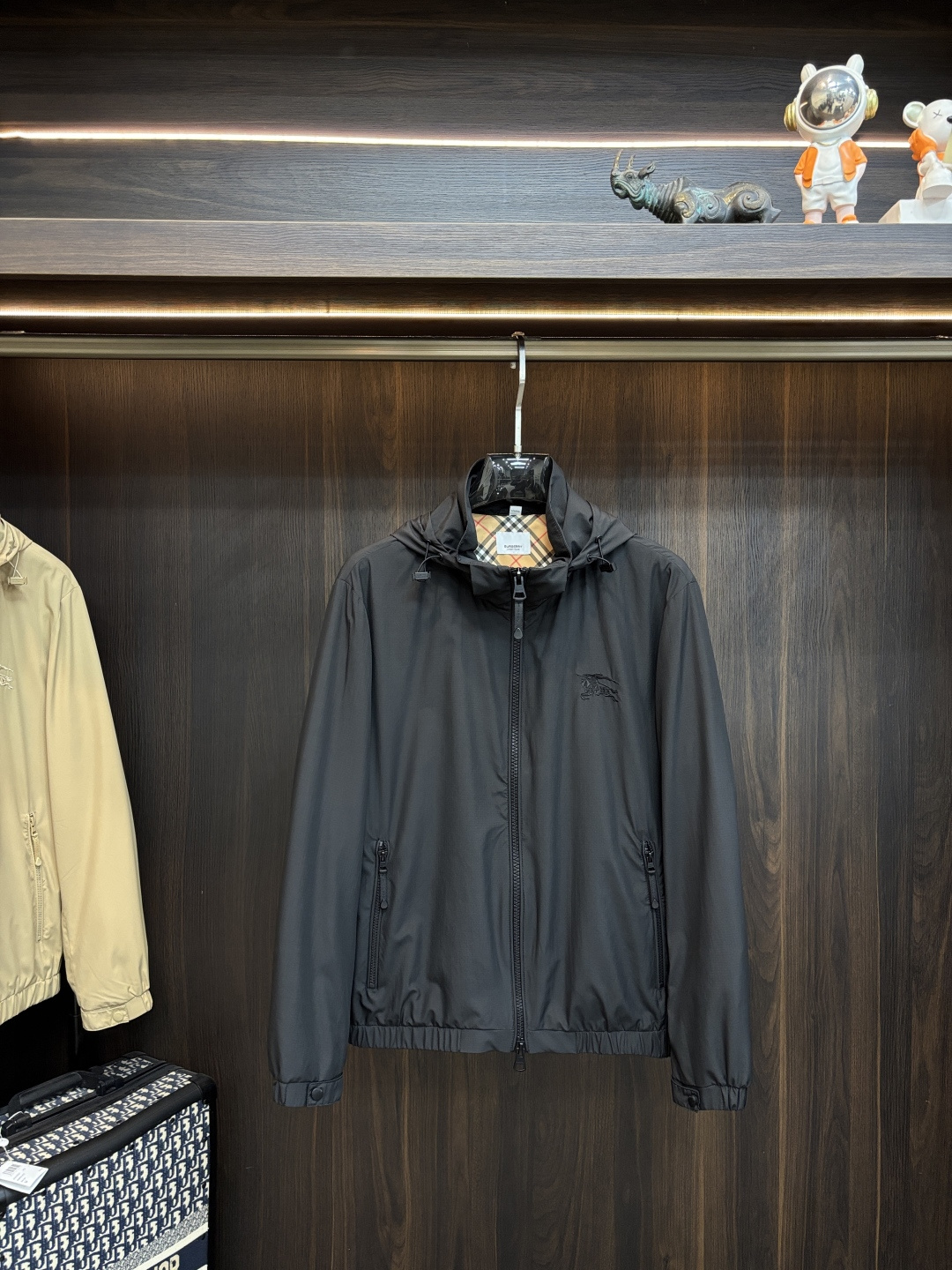 主推🌹 Burberry 2026春季新款发布❤️巴宝莉立领夹克外套，隐藏帽衫设计春季爆款夹克外套，字母