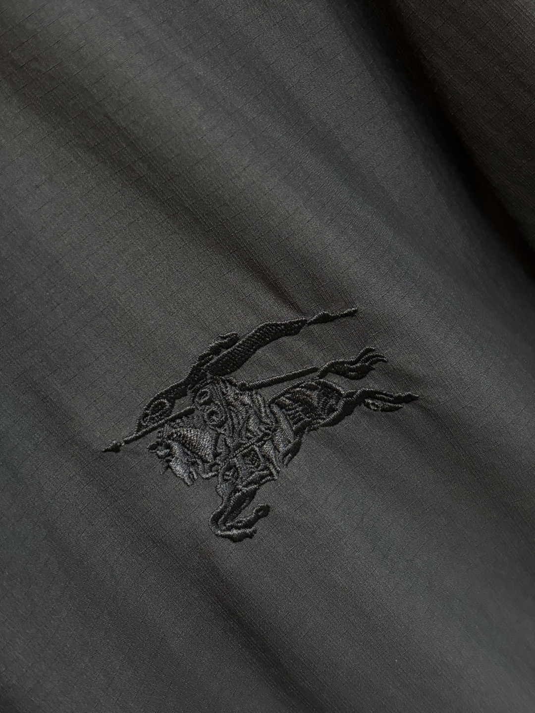 Burberry 2026春季新款发布❤️巴宝莉立领夹克外套，隐藏帽衫设计春季爆款夹克外套，字母Logo