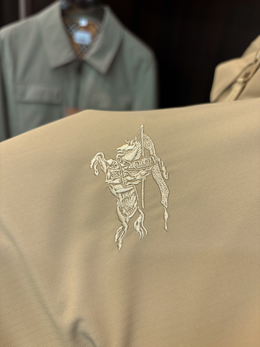 Burberry 2026春季新款发布❤️巴宝莉立领夹克外套，隐藏帽衫设计春季爆款夹克外套，字母Logo