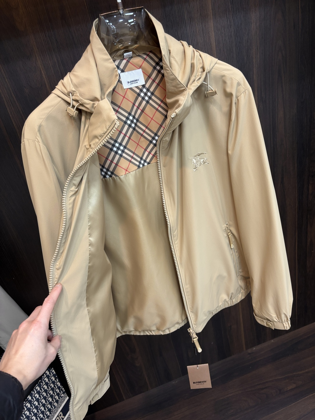 Burberry 2026春季新款发布❤️巴宝莉立领夹克外套，隐藏帽衫设计春季爆款夹克外套，字母Logo