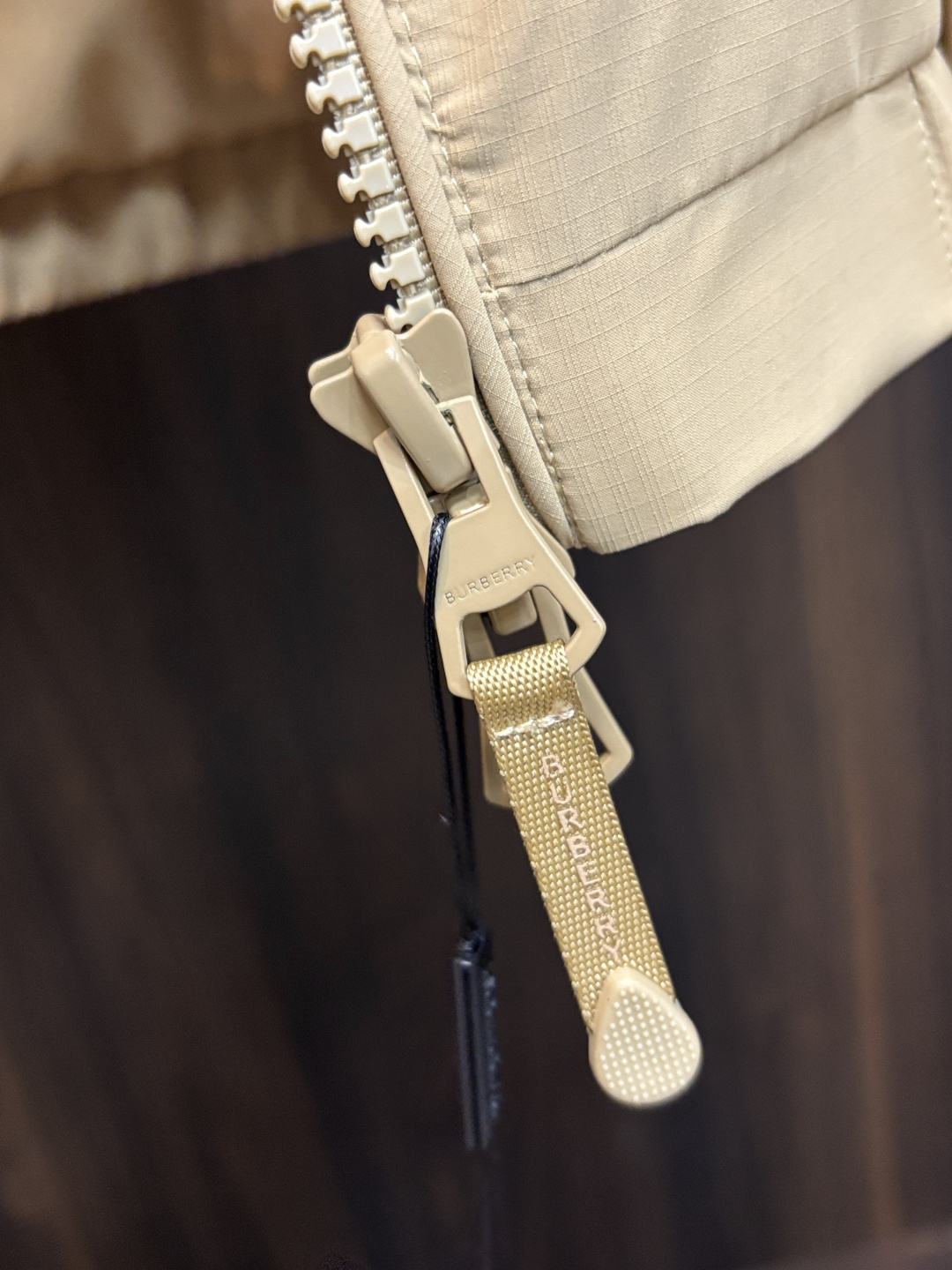 Burberry 2026春季新款发布❤️巴宝莉立领夹克外套，隐藏帽衫设计春季爆款夹克外套，字母Logo