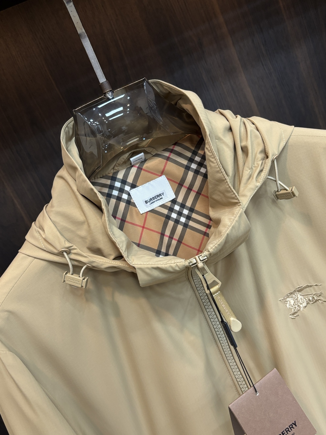 Burberry 2026春季新款发布❤️巴宝莉立领夹克外套，隐藏帽衫设计春季爆款夹克外套，字母Logo