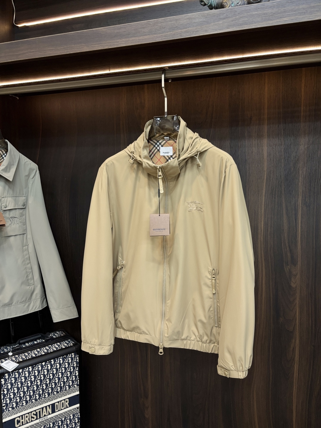 Burberry 2026春季新款发布❤️巴宝莉立领夹克外套，隐藏帽衫设计春季爆款夹克外套，字母Logo