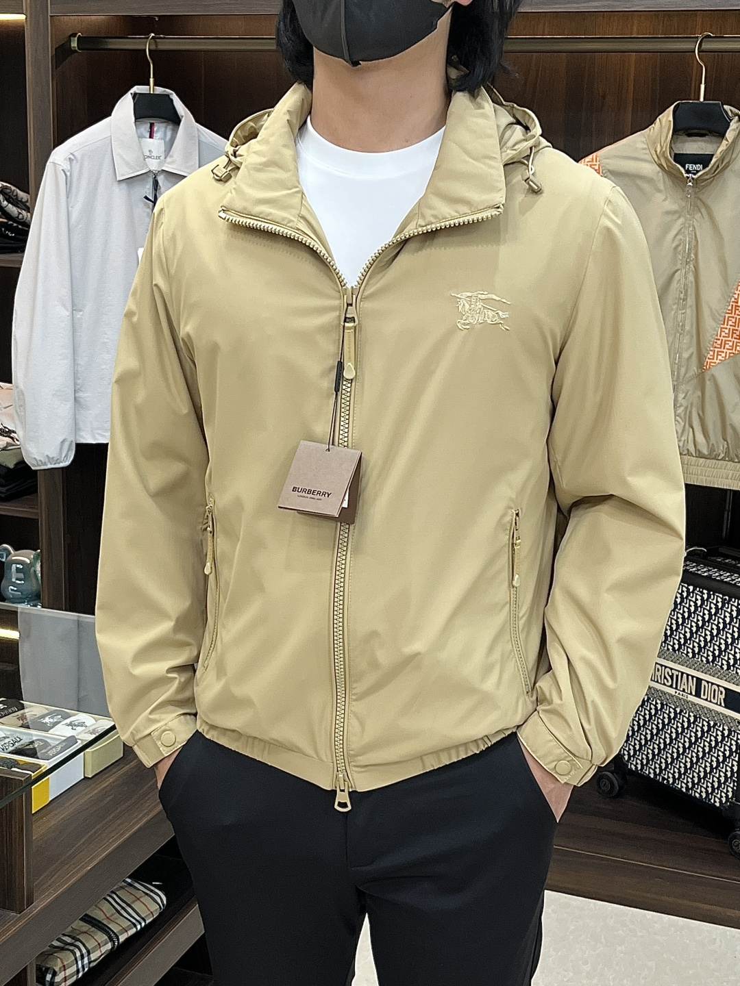 NO:758529,The main recommendation is Burberry's 2026 spring new style release Burberry stand-up collar jacket, hidden hoodie design spring popular jacket, letter Logo embroidered style, jacquard fabric makes you comfortable and slimming when worn, lazy and casual, combined with clean and simple colors, it is particularly attractive and suitable for daily wear~ We are launching sports items decorated with vibrant prints!  Sizes M-3XL, complete with three standards, shipped next day, color black, H2026 new model debut,,burberry,burberry,jackets & coats,jackets & coats,hats,19860909主推 Burberry 2026春季新款发布巴宝莉立领夹克外套,隐藏帽衫设计春季爆款夹克外套,字母Logo 刺绣款,提花面料穿上就是舒适自在又显瘦的存在,慵懒而随性,结合干净简单的色系就特别耐看,适合日常穿着~倾情推出缀饰活力印花的运动单品！ 尺码M-3XL 三标齐全 隔天出货 颜色黑色 H2026新款首发,,burberry,burberry,jackets & coats,jackets & coats,hats,,Men's clothing