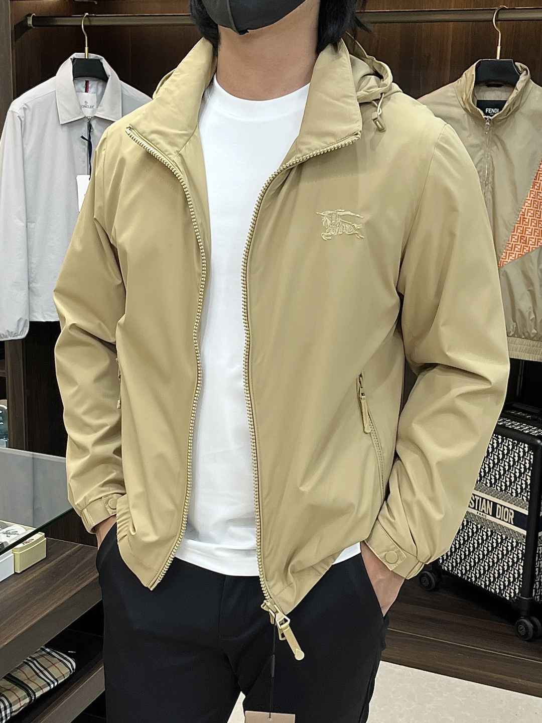 Burberry 2026春季新款发布❤️巴宝莉立领夹克外套，隐藏帽衫设计春季爆款夹克外套，字母Logo