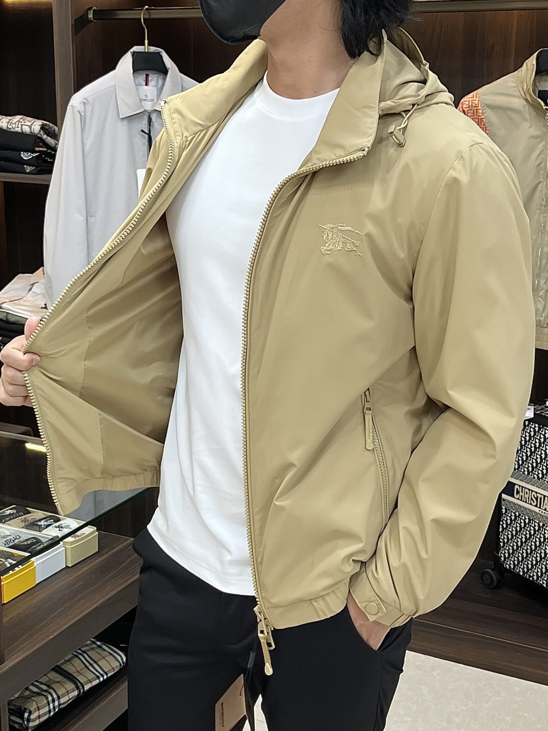 Burberry 2026春季新款发布❤️巴宝莉立领夹克外套，隐藏帽衫设计春季爆款夹克外套，字母Logo