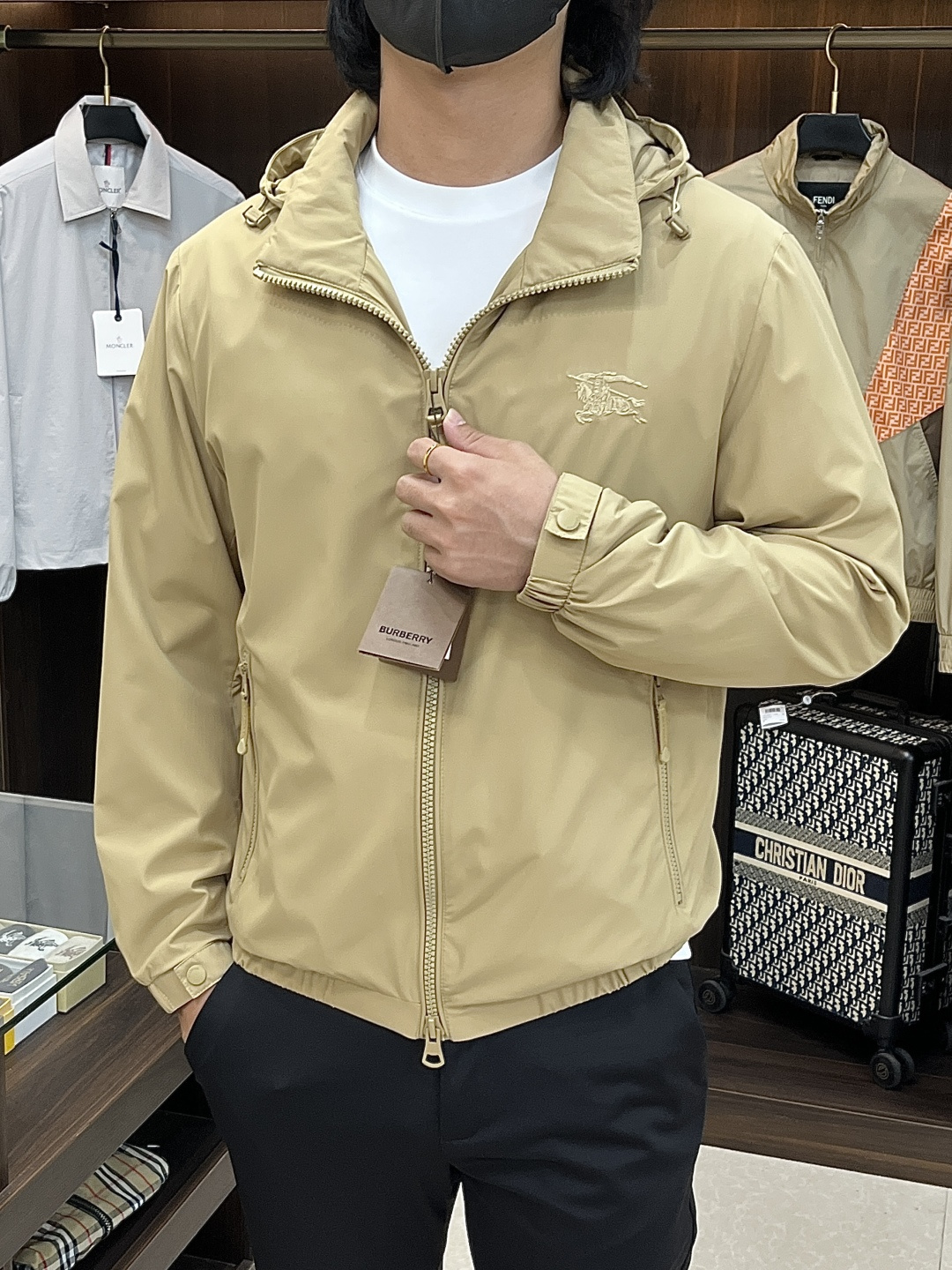 Burberry 2026春季新款发布❤️巴宝莉立领夹克外套，隐藏帽衫设计春季爆款夹克外套，字母Logo