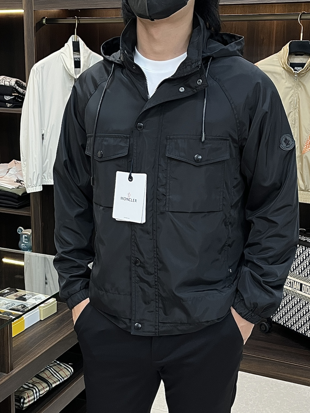 Moncler 2026春季新款发布❤️蒙口立领夹克外套，隐藏帽衫设计春季爆款夹克外套，字母Logo 刺