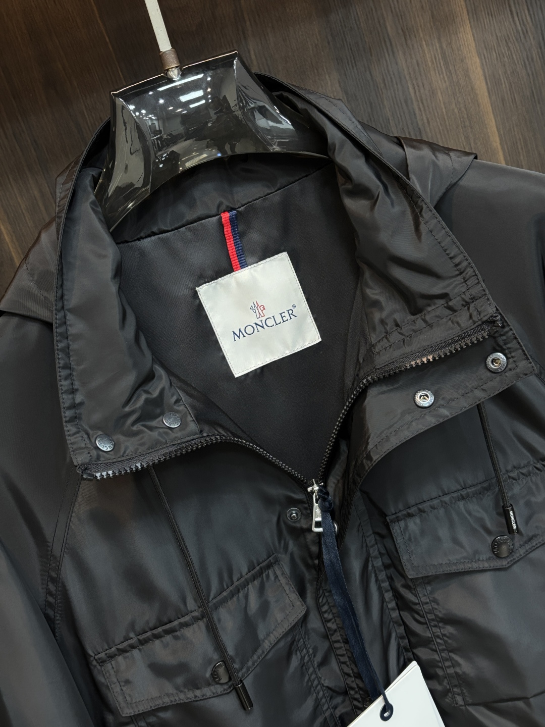 Moncler 2026春季新款发布❤️蒙口立领夹克外套，隐藏帽衫设计春季爆款夹克外套，字母Logo 刺